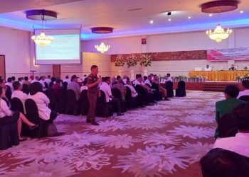 TOTABUAN.CO BOLMONG --  Kejaksaan Negeri Kotamobagu terus mengingatkan para kepala desa di Kabupaten Bolaang Mongondow (Bolmong) untuk berhati-hati dalam penggunaan dana desa. Besarnya anggaran yang mengalir ke setiap desa tidak membuat para Kades cepat tergiur. “Kepada seluruh kepala desa hendaknya berhati-hati dalam penggunaan Dana Desa maupun Alokasi Dana Desa. Jangan sampai berurusan dengan hukum,” ujar Kepala Cabang Kejaksaan Negeri di Dumoga (Cabjari) Edwin B. Tumondo mewakili Kepala Kejaksaan Negeri (Kajari) Kotamobagu Elwin Agustian Khahar saat membuka sosialisasi hukum terkait pencegahan tindak pidana korupsi pengelolaan keuangan desa. Kegiatan yang bertempat di Hotel Sutanraja Kotamobagu itu, dihadiri para Camat serta Kepala Desa se Bolmong, Rabu 9 November 2022. Menurut Edwin, kucuran Dana Desa yang yang mengalir ke rekening desa harus dimanfaatkan dan dikelola dengan baik oleh pemerintah desa. Hal ini guna membangun desa untuk meningkatkan ekonomi dan kesejahteraan masyarakatnya. Edwin juga menyampaikan, penyuluhan hukum ini sebagai bentuk pencegahan atau meminimalisir penyimpangan dalam pengelolaan dana desa khususnya di Kabupaten Bolmong. “Kami sampaikan para Kades dan perangkat desa bekerja sesuai dengan tugas pokok dan fungsi. Segala peraturan yang berkaitan hak dan kewajiban sebagai aparatur desa wajib dipahami. Supaya tidak terjerat kasus hukum. Khususnya dalam pengelolaan keuangan desa,’’ sentilnya. Menurutnya, masyarakat penuh harap agar  dana desa digunakan dan dikelola dengan maksimal sesuai dengan perencanaan. “Dana Desa harus digunakan sesuai aturan dan mengacu pada juknis yang telah ditetapkan. Jika pemerintah desa masih ada keraguan langsung koordinasi dengan dinas terkait,” katanya. Kepala Dinas Pemberdayaan Masyarakat Desa Bolmong Abdulsalam Bonde berharap dengan adanya sosialisasi hukum terkait pengelolaan DD dan ADD ini, para kepala lebih berhati-hati dan lebih meningkatkan kualitasnya yang nantinya akan memberi dampak kesejahteraan masyarakat di desa. (*)