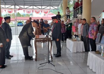 TOTABUAN.CO BOLMONG – Penjabat Bupati Bolaang Mongondow (Bolmong) Limi Mokodompit rupanya terus mendapat laporan ada oknum-oknum pejabat yang sering memotong hak bawahannya. Hal ini bukan tidak mungkin terjadi, sebab hal tersebut sempat di sentilnya usai melakukan pelantikan tiga pejabat Jumat 4 November 2022. “Saya ingatkan agar jangan bersikap otoriter, apalagi sampai memotong dan mengambil hak bawahan,” tegas Limi. Limi menegaskan, jika ditemukan hal demikian, agar segera melapor. “Segera laporkan ke saya apabila ada pejabat yang suka memotong dan mengambil hak bawahan,” katanya. Limi juga berharap ketiga pejabat pimpinan tinggi pratama yang baru dilantik mampu menjalankan amanah dan kepercayaan yang diberikan dengan penuh komitmen, loyalitas serta tanggungjawab. Ia mengingatkan akan terus melakukan evaluasi dalam rangka peningkatan kompetensi ke arah tercapainya sumber daya aparatur yang handal dan profesional. Untuk tiga pejabat yang baru dilantik, segera menyesuaikan diri dengan jabatan baru, tanpa melepas tanggung jawab pada jabatan sebelumnya. Karena masih banyak tugas dan pekerjaan yang harus diselesaikan dan masih tanggung jawab dari pejabat sebelumnya. Segeralah beradaptasi dengan lingkungan kerja dalam rangka menguasai tugas pokok dan fungsi, selaku pejabat pimpinan tinggi pratama. (*)