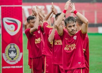 TOTABUAN.CO BOLMONG – Tim Kabupaten Bolaang Mongondow Selatan (Bolsel) berhasil lolos ke babak perempat final ke babak perempat final setelah bermain imbang 2-2 dengan Kota Kotamobagu di ajang Pekan Olahraga Provinsi (Porprov) Sulut 2022 di Lapangan Yon Armed Bogani Lolak Kamis 17 November 2022 sore. Setelah bermain imbang 2-2, anak asuh Sumitro Paidiko itu, menjadi juara grup B dengan mengumpulkan point 4. Pada babak pertama menit ke 10, tim Kotamobagu berhasil membobol jala gawang Amar Saputra Umar. Tendangan nomor punggung 6 Taufik Anugrah Bangol tidak mampu dibendung penjaga gawang. Skor berubah menjadi 1-0 untuk Kotamobagu. Meski diguyur hujang, namun tidak menyurutkan semangat kedua tim. Anak-anak Maleo Merah terus mengejar ketertinggal, namun kesempatan tersebut justru berbalik menghasilkan gol bagi tim Kotamobagu. Gol kedua dicetak Rico Julio Tupang pada menit ke-34. Hingga turun minum babak pertama, skor 2-0 untuk tim Kotamobagu. Usai turun minum, pertandingan kembali dilanjutkan. Saling serang kedua tim tidak terhindarkan hingga memasuki menit-menit terakhir. Harapan tim Kota Kotamobagu melaju ke perempat final pupus setelah pelatih tim Bolsel Sumitro Paidiko memasukan dua pemain dan mampu merubah keadaan. Pada menit ke 62 gol tercipta dari kaki pemain nomor punggung 7 Abdul Naufal Bonde. Permainan makin panas meski lapangan dalam kondisi licin. Di menit ke 76 gol kembali tercipta lewat kaki Peis Pasune di menit ke 76. Dengan hasil imbang tim Kabupaten Bolsel memuncaki klasemen grup B dan menjadi tim yang memastikan diri lolos ke babak perempat final Porprov. Bupati Bolsel Iskandar Kamaru mengucapkan selamat karena berhasil lolos ke perempat final melawan Kota Kotamobagu. "Saya bangga semangat anak-anak tidak kendor meski sempat tertinggal 2-0,” ucap Iskandar. Ia berharap pada pertandingan berikutnya harus bisa lebih fokus dan konsentrasi dalam pertandingan perempat final. Ketua KONI Bolsel Deddy Abdul Hamid mengungkapkan rasa syukurnya karena meski sempat tertinggal 2-0 namun tak patah arang. Mengingat pertandingan dengan tim Kotamobagu memberikan perlawanan yang luar biasa karena masih punya peluang untuk lolos. "Alhamdulillah pertandingan kita hari ini bisa lolos ke perempat final. Ini pertandingan yang luar biasa karena Kotamobagu juga masih memiliki peluang untuk lolos sehingga memberikan perlawanan yang luar biasa. Tetapi tim kita bermain spartan dan yang paling penting adalah poin maksimal untuk lolos ke tahap selanjutnya," ucap Wakil Bupati Bolsel ini. Untuk pertandingan selanjutnya, Ia juga menekankan kepada tim untuk selalu memaksimalkan permainan dan semua peluang bisa diselesaikan dengan baik. (*)