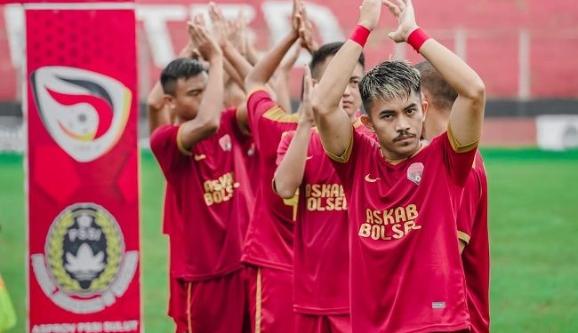 TOTABUAN.CO BOLMONG – Tim Kabupaten Bolaang Mongondow Selatan (Bolsel) berhasil lolos ke babak perempat final ke babak perempat final setelah bermain imbang 2-2 dengan Kota Kotamobagu di ajang Pekan Olahraga Provinsi (Porprov) Sulut 2022 di Lapangan Yon Armed Bogani Lolak Kamis 17 November 2022 sore. Setelah bermain imbang 2-2, anak asuh Sumitro Paidiko itu, menjadi juara grup B dengan mengumpulkan point 4. Pada babak pertama menit ke 10, tim Kotamobagu berhasil membobol jala gawang Amar Saputra Umar. Tendangan nomor punggung 6 Taufik Anugrah Bangol tidak mampu dibendung penjaga gawang. Skor berubah menjadi 1-0 untuk Kotamobagu. Meski diguyur hujang, namun tidak menyurutkan semangat kedua tim. Anak-anak Maleo Merah terus mengejar ketertinggal, namun kesempatan tersebut justru berbalik menghasilkan gol bagi tim Kotamobagu. Gol kedua dicetak Rico Julio Tupang pada menit ke-34. Hingga turun minum babak pertama, skor 2-0 untuk tim Kotamobagu. Usai turun minum, pertandingan kembali dilanjutkan. Saling serang kedua tim tidak terhindarkan hingga memasuki menit-menit terakhir. Harapan tim Kota Kotamobagu melaju ke perempat final pupus setelah pelatih tim Bolsel Sumitro Paidiko memasukan dua pemain dan mampu merubah keadaan. Pada menit ke 62 gol tercipta dari kaki pemain nomor punggung 7 Abdul Naufal Bonde. Permainan makin panas meski lapangan dalam kondisi licin. Di menit ke 76 gol kembali tercipta lewat kaki Peis Pasune di menit ke 76. Dengan hasil imbang tim Kabupaten Bolsel memuncaki klasemen grup B dan menjadi tim yang memastikan diri lolos ke babak perempat final Porprov. Bupati Bolsel Iskandar Kamaru mengucapkan selamat karena berhasil lolos ke perempat final melawan Kota Kotamobagu. "Saya bangga semangat anak-anak tidak kendor meski sempat tertinggal 2-0,” ucap Iskandar. Ia berharap pada pertandingan berikutnya harus bisa lebih fokus dan konsentrasi dalam pertandingan perempat final. Ketua KONI Bolsel Deddy Abdul Hamid mengungkapkan rasa syukurnya karena meski sempat tertinggal 2-0 namun tak patah arang. Mengingat pertandingan dengan tim Kotamobagu memberikan perlawanan yang luar biasa karena masih punya peluang untuk lolos. "Alhamdulillah pertandingan kita hari ini bisa lolos ke perempat final. Ini pertandingan yang luar biasa karena Kotamobagu juga masih memiliki peluang untuk lolos sehingga memberikan perlawanan yang luar biasa. Tetapi tim kita bermain spartan dan yang paling penting adalah poin maksimal untuk lolos ke tahap selanjutnya," ucap Wakil Bupati Bolsel ini. Untuk pertandingan selanjutnya, Ia juga menekankan kepada tim untuk selalu memaksimalkan permainan dan semua peluang bisa diselesaikan dengan baik. (*)