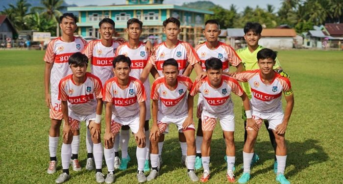 TOTABUAN.CO BOLSEL – Bolsel Fc berencana akan menggelar 2 laga uji coba dalam waktu dekat ini. Tim julukan Laskar Maleo ini berencana akan uji coba dengan tim Kota Bitung dan Kota Kotamobagu. Bupati Bolaang Mongondow Selatan (Bolsel) Iskandar Kamaru menuturkan, laga uji coba ini dalam rangka pemantapan kualitas pemain pasca Pekan Olahraga Provinsi (Porprov) Sulut. “Akan kita diskusikan dulu dengan semua pengurus laga uji coba ini. rencananya Kota Bitung dan Kota Kotamobagu,” ucap Iskandar. Iskandar menyatakan bahwa laga uji coba itu, sebagai bentuk keseriusan pemerintah di bidang olahraga. Laga uji coba itu nantinya akan dijadikan bahan evaluasi bagi pelatih Sumitro Paidiko untuk menyeleksi bagi para pemain. Pada Porprov Sulut, Laskar Maleo mengalami kekalahan di laga final lawan Kota Bitung. Pertandingan yang digelar di Lapangan Wintu-wintu Desa Ayong Kecamatan Sangtombolang Laskar Maleo kalah 5-2 dan akhirnya hanya mampu meraih medali perak. Namun kekalahan yang dialami tim Laksar Maleo disebabkan karena faktor kekalahan. (*)