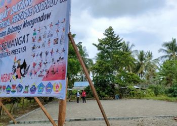 TOTABUAN. CO BOLMONG -- Kesiapan venue menjelang pelaksanaan Pekan Olahraga Provinsi (Porprov) ke-XI di Bolmong terus dimaksimalkan. Dari beberapa Venue atau lokasi cabang olahraga (Cabor), salah satunya Cabor Petanque atau Fopi. Dari pantauan media ini, terlihat tempat pelaksanaan perlombaan Cabor Fopi sudah rampung. Venue tersebut berada di depan kantor Dinas Ketahanan Pangan (DKP) Lolak.   Kepala DKP Bolmong, I Wayan Mudiyasa selaku LO atau penanggungjawab pendamping khususnya di Cabor Fopi mengatakan, venue Cabor sudah rampung. "Sudah rampung, tinggal akan ditambah atau diperindah lagi dengan spanduk-spanduk pendukung atau sponsorship," kata I Wayan Mudiyasa. Untuk venue tersebut pun kata Wayan, sudah berstandar Nasional dan telah mendapat rekomendasi dari TD Fopi Provinsi Sulut. "Ini sudah standar Nasional, dan sudah di cek langsung TD Fopi Provinsi Sulut," ujarnya. Ia menambahkan, tahapan pengerjaan venue pun cukup ribet karena bahan-bahan yang dipakai harus bahan pilihan. "Jadi terlebih dahulu ditaruh pasir, setelah itu dipadati dengan vibro, kemudian dilapisi pasir lagi, dan finishingnya di permukaan ditaruh split, standar 0,5 medium," kata Mudiyasa menjelaskan. Wayan juga membeber, selama pelaksanaan Porprov di Sulut, Kabupaten Bolmong merupakan tuan rumah pertama yang mempertandingkan cabang olahraga Petanque (Fopi).(*)