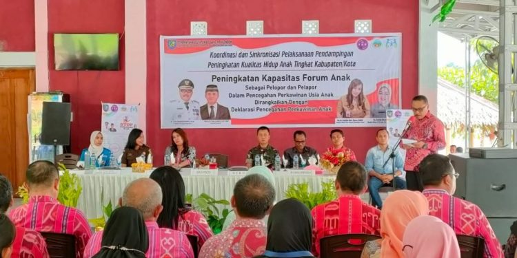 TOTABUAN.CO BOLMONG - Pemkab Bolaang Mongondow (Bolmong) menggelar deklarasi pencegahan perkawinan usia anak. Deklarasi yang dilaksanakan Dinas Pemberdayaan Perempuan dan Perlindungan Anak (DP3A) Kabupaten Bolmong ini dihadiri Pejabat Bupati Limi Mokodompit, Forkopimda Bolmong, Sekda Bolmong Tahlis Gallang, serta Kadis P3A Provinsi Sulut Kartika Devi Kandouw Tanos, pimpinan SKPD, Camat, jajaran DPD KNPI Bolmong dan dihadiri Forum Anak. Menurut Penjabat Bupati Bolmong Limi Mokodompit deklarasi yang dilaksanakan ini sebagai upaya untuk pencegahan terhadap anak dan kekerasan terhadap anak. Limi menuturkan, pertumbuhan dan perkembangan anak harusnya dijaga agar bisa meningkatkan kualitas hidup anak. "Peran orang tua mendidik anak harus lebih proporsional, pola asuh anak, dan berpengaruh pada pola kembang anak. Untuk mencapai generasi emas orang tua turut berperan untuk mempersiapkan anak-anak sejak dini yakni memberikan contoh yang baik," kata Limi saat menyampaikan sambutan deklarasi yang dilaksanakan di Kafe Totabuan Blessing Desa Tungoi Kecamatan Lolayan Kamis 3 November 2022. Banyak remaja, terutama remaja yang putus sekolah untuk melanjutkan hidupnya dengan menikah pada usia yang belum layak. Remaja adalah merupakan anak yang ada pada masa peralihan antara masa anak-anak ke dewasa. Dimana pada masa anak-anak mengalami perubahan-perubahan yang dengan cepat di segala bidang. Pernikahan dini juga merupakan pernikahan dibawah umur yang seharusnya belum siap untuk menikah. Pemerintah sebagai lembaga eksekutif Negara yang bertanggung jawab mengenai hajat hidup warga negaranya perlu memiliki andil yang cukup besar dalam proses Pencegahan pernikahan dini atau perkawinan pada usia anak. "Pemerintah akan terus memperluas sosialisasi bahayanya perkawinan pada usia anak. Termasuk meminta peran media untuk menyebarluaskan informasi ini," ucapnya. Kepala DP3A Bolmong Farida Mooduto mengatakan kegiatan ini digelar untuk koordinasi dan sinkronisasi pelaksanaan pendampingan peningkatan kualitas hidup anak tingkat kabupaten. "Kami gelar sebagai pelopor dan pelapor dalam pencegahan perkawinan usia anak dirangkaikan dengan deklarasi pencegahan perkawinan anak," ucapnya. Dengan begitu, Ia berharap ke depan semoga anak khususnya di Kabupaten Bolmong akan jadi anak-anak yang cerdas dan selalu merasa terlindungi. "Kita akan terus berikan perlindungan terhadap anak demi masa depan mereka yang lebih baik," katanya.(*)