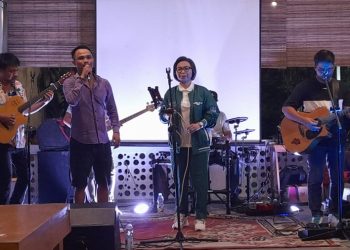 TOTABUAN.CO KOTAMOBAGU -- Yasti Soepredjo Mokoagow menaruh hormat atas kreativitas anak-anak Bolaang Mongondow Raya (BMR) yang terus melestarikan budaya lewat seni. Salah satunya yakni anak muda yang tergabung di grup Braga Indie Project. Yasti mengaku kagum dengan kreativitas Braga Indie Project, untuk lebih memperkenalkan serta memajukan kebudayaan Bolaang Mongondow lewat musik. “Saya menaruh hormat atas dedikasi yang dilakukan anak-anak muda Braga. Terus berkreativitas untuk melestarikan kebudayaan di tanah Totabuan yang sama-sama kita cintai," kata Yasti saat tampil bersama Braga di Warung Kopi Jarod Minggu 20 malam. Menurut mantan Bupati Bolmong ini, Bolaang Mongondow Raya kaya akan  kebudayaan yang perlu untuk terus dikembangkan dan di tunjukan kepada dunia. Cara untuk memperkenalkan itu, salah satunya dengan musik anak muda. Ia mencontohkan, kekayaan budaya yang dimiliki Indonesia, salah satunya musik tradisi, merupakan sebuah berkah sekaligus tantangan dalam hal melestarikan dan memajukannya. Namun salah satu kelemahan orang anak muda saat ini adalah kurang percaya diri terhadap musik tradisi terutama generasi muda. “Anak muda harus tahu bahwa apa yang kita punya ini keren luar biasa. Semua pihak harus bangga dengan musik tradisi kita," imbuhnya. Fiki Mokoagow salah satu personil Braga Indie Project mengatakan, saat single terbaru Braga yang dirilis pada 2021 yakni Moraoy. Moraoy diangkat dari buku Bernard Ginupit yang merupakan seorang Budayawan Mongondow yang lahir di Kopandakan pada 15 Agustus 1928. Bernard mengabdikan diri sepanjang hidup untuk kebudayan Mongondow; lebih dari sepuluh buku tentang Mongondow dan puluhan lagu rakyat (folk song) berbahasa Mongondow adalah bentuk pengabdian lewat karya dari Bernard Ginupit untuk Bolaang Mongondow. Pada 26 Juni 2009, Beliau menerima langsung penghargaan Kebudayaan sebagai Maestro Seni Tradisi dari Presiden Republik Indonesia Dr. Hi. Susilo Bambang Yudhoyono di Gedung Jakarta Convention Centre. Fiki berterima kasih telah mendukung musik Moraoy  yang di rilis November 2021. “Kami bangga dan bahagia atas dukungan kawan-kawan termasuk Ibu Yasti Soepredjo Mokoagow yang memberikan support untuk project kedua kami. Ini satu bentuk apresiasi yang kami terima sepenuh hati. Terima kasih sekali lagi,” katanya. (*)