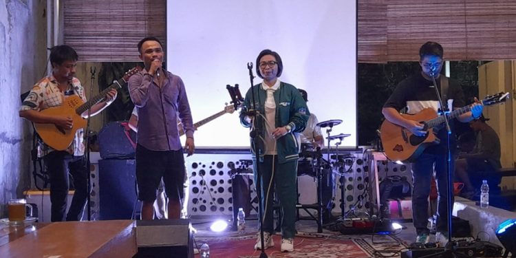 TOTABUAN.CO KOTAMOBAGU -- Yasti Soepredjo Mokoagow menaruh hormat atas kreativitas anak-anak Bolaang Mongondow Raya (BMR) yang terus melestarikan budaya lewat seni. Salah satunya yakni anak muda yang tergabung di grup Braga Indie Project. Yasti mengaku kagum dengan kreativitas Braga Indie Project, untuk lebih memperkenalkan serta memajukan kebudayaan Bolaang Mongondow lewat musik. “Saya menaruh hormat atas dedikasi yang dilakukan anak-anak muda Braga. Terus berkreativitas untuk melestarikan kebudayaan di tanah Totabuan yang sama-sama kita cintai," kata Yasti saat tampil bersama Braga di Warung Kopi Jarod Minggu 20 malam. Menurut mantan Bupati Bolmong ini, Bolaang Mongondow Raya kaya akan  kebudayaan yang perlu untuk terus dikembangkan dan di tunjukan kepada dunia. Cara untuk memperkenalkan itu, salah satunya dengan musik anak muda. Ia mencontohkan, kekayaan budaya yang dimiliki Indonesia, salah satunya musik tradisi, merupakan sebuah berkah sekaligus tantangan dalam hal melestarikan dan memajukannya. Namun salah satu kelemahan orang anak muda saat ini adalah kurang percaya diri terhadap musik tradisi terutama generasi muda. “Anak muda harus tahu bahwa apa yang kita punya ini keren luar biasa. Semua pihak harus bangga dengan musik tradisi kita," imbuhnya. Fiki Mokoagow salah satu personil Braga Indie Project mengatakan, saat single terbaru Braga yang dirilis pada 2021 yakni Moraoy. Moraoy diangkat dari buku Bernard Ginupit yang merupakan seorang Budayawan Mongondow yang lahir di Kopandakan pada 15 Agustus 1928. Bernard mengabdikan diri sepanjang hidup untuk kebudayan Mongondow; lebih dari sepuluh buku tentang Mongondow dan puluhan lagu rakyat (folk song) berbahasa Mongondow adalah bentuk pengabdian lewat karya dari Bernard Ginupit untuk Bolaang Mongondow. Pada 26 Juni 2009, Beliau menerima langsung penghargaan Kebudayaan sebagai Maestro Seni Tradisi dari Presiden Republik Indonesia Dr. Hi. Susilo Bambang Yudhoyono di Gedung Jakarta Convention Centre. Fiki berterima kasih telah mendukung musik Moraoy  yang di rilis November 2021. “Kami bangga dan bahagia atas dukungan kawan-kawan termasuk Ibu Yasti Soepredjo Mokoagow yang memberikan support untuk project kedua kami. Ini satu bentuk apresiasi yang kami terima sepenuh hati. Terima kasih sekali lagi,” katanya. (*)