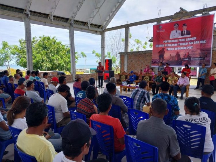 Kelompok Nelayan dan Koperasi di Pantura Bolmong Terima Bantuan