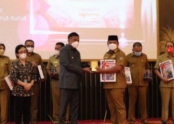 TOTABUAN.CO BOLSEL – Pemkab Bolaang Mongondow Selatan (Bolsel) resmi menerima DIPA dan buku alokasi transfer ke daerah (TKD) tahun anggaran 2023. Selain DIPA, Pemkab Bolsel juga menerima piagam WTP ke-8 berturut-turut tahun 2021. DIPA dan Piagam tersebut diserahkan Gubernur Sulut Olly Dondokambey dan diterima Wakil Bupati Deddy Abdul Hamid di Gedung Keuangan Negara Provinsi Sulawesi Utara, Senin 5 Desember 2022. Acara tersebut dihadiri Kepala Kanwil Direktorat Jenderal Perbendaharaan Sulawesi Utara, Forkopimda Sulut, kepala lembaga dan kepala instansi pusat perwakilan daerah atau yang mewakili, bupati dan wali kota, serta wakil bupati dan wakil wali kota se-Sulut atau yang mewakili, dan para undangan lainnya. Gubernur Sulut Olly Dondokambey, menyampaikan, pada tahun ini pemerintah Sulut serta seluruh kabupaten/kota mendapatkan WTP. Gubernur juga mengimbau agar penyerapan anggaran dapat dipercepat. “Ini agar menjadi pendorong pertumbuhan ekonomi di Provinsi Sulawesi Utara,” pintanya. Ia pun berharap, agar semuanya dapat menjaga kestabilan ekonomi Sulut.  Selain itu semoga kerjasama yang dijalin antara pemerintah daerah, lembaga, dan instansi pusat di Provinsi Sulawesi Utara tetap terjaga. Adapun Total DIPA tahun 2023 sebesar Rp 21,6 Triliun. Gubernur Sulut, Olly Dondokambey mengatakan Pemprov Sulut berhasil mewujudkan sinergitas kabupaten/kota dan instansi vertikal sehingga semua bisa berjalan sesuai rencana. Terbukti kenaikan Pertumbuhan Ekonomi begitu cepat, sehingga mendapatkan perhatian khusus dari pusat. "Saya kira ini jaga terus kita manfaatkan DIPA. Cepat diproses penyerapan di tahun 2023 untuk mendorong stimulus perekonomian Sulut, agar masuk Triwulan I 2023 ekonomi kita bisa bertumbuh," ujarnya. Pada tahun 2022, Pertumbuhan Ekonomi sekitar 6 persen, tahun 2023 bisa tumbuh lebih baik sehingga bisa sangat bermanfaat bagi masyarakat Sulut. Gubernur Sulawesi Utara, Olly Dondokambey menyerahkan Daftar Isian Pelaksanaan Anggaran (DIPA). "Tahun 2023 lebih baik dan hebat ke depan," kata dia.(*)