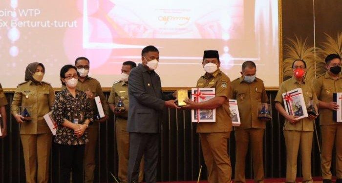 TOTABUAN.CO BOLSEL – Pemkab Bolaang Mongondow Selatan (Bolsel) resmi menerima DIPA dan buku alokasi transfer ke daerah (TKD) tahun anggaran 2023. Selain DIPA, Pemkab Bolsel juga menerima piagam WTP ke-8 berturut-turut tahun 2021. DIPA dan Piagam tersebut diserahkan Gubernur Sulut Olly Dondokambey dan diterima Wakil Bupati Deddy Abdul Hamid di Gedung Keuangan Negara Provinsi Sulawesi Utara, Senin 5 Desember 2022. Acara tersebut dihadiri Kepala Kanwil Direktorat Jenderal Perbendaharaan Sulawesi Utara, Forkopimda Sulut, kepala lembaga dan kepala instansi pusat perwakilan daerah atau yang mewakili, bupati dan wali kota, serta wakil bupati dan wakil wali kota se-Sulut atau yang mewakili, dan para undangan lainnya. Gubernur Sulut Olly Dondokambey, menyampaikan, pada tahun ini pemerintah Sulut serta seluruh kabupaten/kota mendapatkan WTP. Gubernur juga mengimbau agar penyerapan anggaran dapat dipercepat. “Ini agar menjadi pendorong pertumbuhan ekonomi di Provinsi Sulawesi Utara,” pintanya. Ia pun berharap, agar semuanya dapat menjaga kestabilan ekonomi Sulut.  Selain itu semoga kerjasama yang dijalin antara pemerintah daerah, lembaga, dan instansi pusat di Provinsi Sulawesi Utara tetap terjaga. Adapun Total DIPA tahun 2023 sebesar Rp 21,6 Triliun. Gubernur Sulut, Olly Dondokambey mengatakan Pemprov Sulut berhasil mewujudkan sinergitas kabupaten/kota dan instansi vertikal sehingga semua bisa berjalan sesuai rencana. Terbukti kenaikan Pertumbuhan Ekonomi begitu cepat, sehingga mendapatkan perhatian khusus dari pusat. "Saya kira ini jaga terus kita manfaatkan DIPA. Cepat diproses penyerapan di tahun 2023 untuk mendorong stimulus perekonomian Sulut, agar masuk Triwulan I 2023 ekonomi kita bisa bertumbuh," ujarnya. Pada tahun 2022, Pertumbuhan Ekonomi sekitar 6 persen, tahun 2023 bisa tumbuh lebih baik sehingga bisa sangat bermanfaat bagi masyarakat Sulut. Gubernur Sulawesi Utara, Olly Dondokambey menyerahkan Daftar Isian Pelaksanaan Anggaran (DIPA). "Tahun 2023 lebih baik dan hebat ke depan," kata dia.(*)