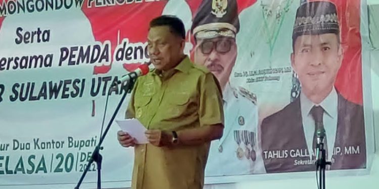 TOTABUAN.CO BOLMONG – “Keberhasilan pemimpin diukur dari kemampuan mereka dalam mensejahterakan umat yang mereka pimpin”. Itulah ungkapan yang pernah dilontarkan Almarhum KH Abdurrahman Wahid. Ungkapan yang hampir sama juga disampaikan Gubernur Sulut Olly Dondokambey saat menyampaikan sambutan di acara Pelantikan Badan Kontak Majelis Taklim (BKMT) Kabupaten Bolaang Mongondow (Bolmong) yang dirangkaikan dengan silaturahmi bertempat di jalur dua kompleks Kantor Bupati Lolak Selasa 21 Desember 2022. Gubernur Sulut dua periode itu menegaskan, tugas pemerintah yakni menyenangkan masyarakat dan mensejahterakan masyarakat. “Jadi kalau ada pemerintah yang tidak menyenangkan masyarakat jangan dukung. Orang-orang yang akan kita dukung, yakni orang-orang yang menyenangkan dan mensejahterakan masyarakat. Kalau tidak sejalan, tidak akan dapat tiket,” sentil Ketua DPD PDI Perjuangan Sulut ini dan langsung mendapat aplaus pengurus BKMT. Pemerintah memiliki tugas mensejahterakan dan menyenangkan masyarakat. Di akhir sambutan, Gubernur Sulut memberikan bantuan lewat dana hibah 200 juta untuk kegiatan BKMT. Dana hibah tersebut diingatkan untuk digunakan kegiatan BKMT. “Jadi tidak perlu lagi telepon ke Gubernur. Kalau masih kurang masih ada bupati,” sentil Gubernur. Sebelumnya Gubernur Olly Dondokambey mengatakan, program Pemprov Sulut dalam rangka penanganan inflasi akibat Pendemi COVID-19, sehingga bahan kebutuhan pokok mengalami kenaikan harga. Sehingga masyarakat diberikan bantuan agar supaya inflasi bisa terkendali. Kegiatan yang dilaksanakan di Kabupaten Bolmong dengan sasaran yani kepada ibu rumah tangga. Selain itu, Pemerintah juga mendorong agar masyarakat terus memanfaatkan lahan dan pekarangan dalam menjaga kedaulatan pangan . Olly juga menyampaikan tentang pelayanan keberangkatan jamaah Umroh. Olly mengatakan, bahwa saat ini sudah dibuka rute penerbangan untuk ibadah Umroh Sulut yang langsung dari Manado, Singapura dan Jeddah yang satu pekan tiga kali. “Pemerintah telah memfasilitasi sekaligus memotong biaya-biaya. Jadi tidak perlu ke Jakarta,” katanya. (*)