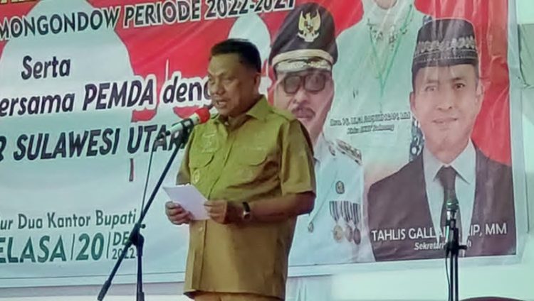 TOTABUAN.CO BOLMONG – “Keberhasilan pemimpin diukur dari kemampuan mereka dalam mensejahterakan umat yang mereka pimpin”. Itulah ungkapan yang pernah dilontarkan Almarhum KH Abdurrahman Wahid. Ungkapan yang hampir sama juga disampaikan Gubernur Sulut Olly Dondokambey saat menyampaikan sambutan di acara Pelantikan Badan Kontak Majelis Taklim (BKMT) Kabupaten Bolaang Mongondow (Bolmong) yang dirangkaikan dengan silaturahmi bertempat di jalur dua kompleks Kantor Bupati Lolak Selasa 21 Desember 2022. Gubernur Sulut dua periode itu menegaskan, tugas pemerintah yakni menyenangkan masyarakat dan mensejahterakan masyarakat. “Jadi kalau ada pemerintah yang tidak menyenangkan masyarakat jangan dukung. Orang-orang yang akan kita dukung, yakni orang-orang yang menyenangkan dan mensejahterakan masyarakat. Kalau tidak sejalan, tidak akan dapat tiket,” sentil Ketua DPD PDI Perjuangan Sulut ini dan langsung mendapat aplaus pengurus BKMT. Pemerintah memiliki tugas mensejahterakan dan menyenangkan masyarakat. Di akhir sambutan, Gubernur Sulut memberikan bantuan lewat dana hibah 200 juta untuk kegiatan BKMT. Dana hibah tersebut diingatkan untuk digunakan kegiatan BKMT. “Jadi tidak perlu lagi telepon ke Gubernur. Kalau masih kurang masih ada bupati,” sentil Gubernur. Sebelumnya Gubernur Olly Dondokambey mengatakan, program Pemprov Sulut dalam rangka penanganan inflasi akibat Pendemi COVID-19, sehingga bahan kebutuhan pokok mengalami kenaikan harga. Sehingga masyarakat diberikan bantuan agar supaya inflasi bisa terkendali. Kegiatan yang dilaksanakan di Kabupaten Bolmong dengan sasaran yani kepada ibu rumah tangga. Selain itu, Pemerintah juga mendorong agar masyarakat terus memanfaatkan lahan dan pekarangan dalam menjaga kedaulatan pangan . Olly juga menyampaikan tentang pelayanan keberangkatan jamaah Umroh. Olly mengatakan, bahwa saat ini sudah dibuka rute penerbangan untuk ibadah Umroh Sulut yang langsung dari Manado, Singapura dan Jeddah yang satu pekan tiga kali. “Pemerintah telah memfasilitasi sekaligus memotong biaya-biaya. Jadi tidak perlu ke Jakarta,” katanya. (*)