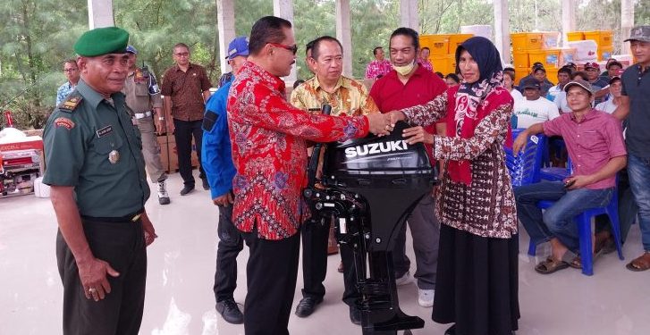 Kelompok Nelayan dan Koperasi di Pantura Bolmong Terima Bantuan