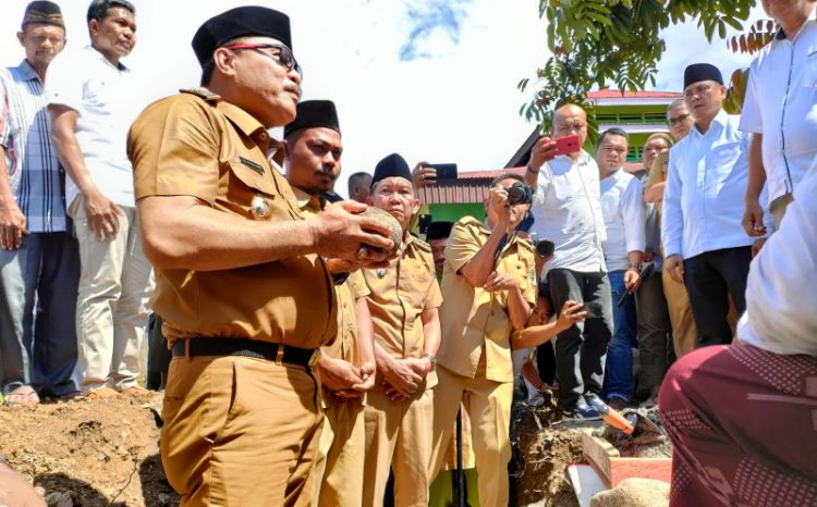 Bupati Limi Mokodompit Letakan Batu Pertama Masjid Ar Rayyan Desa Mongkoinit Lolak