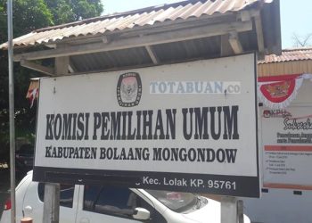 TOTABUAN.CO BOLMONG -- Komisi Pemilihan Umum (KPU) Bolaang Mongondow (Bolmong) mengumumkan rancangan penataan daerah pemilihan dan alokasi kursi anggota DPRD dalam Pemilihan Umum (Pemilu) serentak Tahun 2024 mendatang. Rancangan tersebut terbagi yakni penataan daerah pemilihan (Dapil) dan alokasi kursi anggota DPRD. Seperti yang sudah diumumkan lewat website kab-bolaangmongondow.kpu.go.id, terbagi dua rancangan jumlah kursi dan terjadi penggabungan wilayah menjadi satu Dapil. Ketua KPU Bolmong Lili Mahmudah mengatakan, rancangan yang telah disusun perlu mendapatkan tanggapan dan masukan masyarakat. “Masyarakat dapat memberikan masukan dan tanggapan terhadap rancangan penataan Dapil dan alokasi kursi anggota DPRD KPU Kabupaten Bolmong dalam Pemilihan Umum Tahun 2024,” kata Lilik. Untuk saat ini Kabupaten terbagi 6  Dapil terdiri dari Dapil 1 yakni meliputi Kecamatan Lolak dan Sangtombolang dengan jumlah 5 kursi. Dapil 2 meliputi Kecamatan Bolaang Timur, Bolaang dan Kecamatan, Poigar dengan jumlah 7 kursi. Dapil 3 meliputi Kecamatan Bilalang, Passi Barat, Passi Timur dengan jumlah 4 kursi. Dapil 4 yakni Kecamatan Lolayan dengan jumlah 3 kursi. Dapil 5 meliputi Kecamatan Dumoga, Dumoga Tenggara, Dumoga Timur dengan jumlah 5 kursi. Dan Dapil 6 meliputi Kecamatan Dumoga Barat, Dumoga Utara, dan Kecamatan Dumoga Tengah dengan jumlah 6 kursi. Namun dari dua rancangan yang disiapkan terjadi perubahan jumlah Dapil dan jumlah kursi di setiap Dapil. Seperti rancangan yang ada untuk Dapil 4 yakni Kecamatan Lolayan. Yang awalnya hanya 3 kursi, dirancang menjadi 9 kursi karena akan digabungkan dengan tiga kecamatan lainnya. Yakni Kecamatan Dumoga, Dumoga Timur dan Dumoga Tenggara. “Awalnya Kecamatan Dumoga, Dumoga Tenggara, Dumoga Timur masuk Dapil 5. Tapi dirancangan bergabung ke Dapil 4 dengan jumlah 9 kursi,” jelasnya. Rancangan tersebut belum bersifat final, karena masih butuh masukan dari semua pihak. Mulai pemerintah, pimpinan Parpol, Bawaslu, serta tokoh masyarakat. (*)