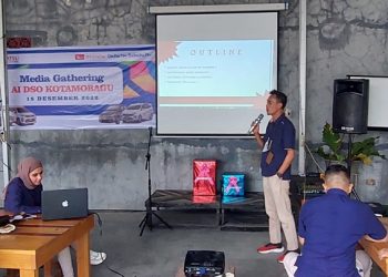 TOTABUAN.CO KOTAMOBAGU – Daihatsu Kotamobagu mencatat penjualan hingga September  2022 dengan capaian positif. Ini dibuktikan dengan kenaikan penjualan retail Daihatsu dari pelbagai jenis kendaraan serta data Samsat Kepolisian di masing-masing daerah. Seperti penjualan Daihatsu di Bolaang Mongondow Raya (BMR) Sulawesi Utara berdasarkan data Samsat, Daihatsu tercatat paling wahid penjualan dari beberapa jenis kendaraan. Pada penjualan tahun 2020 tercatat berjumlah 350 unit, tahun 2021 berjumlah 575 unit dan tahun 2022 bulan September tercatat 530 unit. Fajri Kurniawan Mokoginta Sales Senior Eksekutif Astra Daihatsu Kotamobagu mengatakan,  penjualan Daihatsu di BMR didominasi oleh tiga besar model, mulai dari Sigra,Ayla dan Pick up. Dari tiga jenis tersebut, Pick up paling banyak. "Rata-rata Pick up digunakan untuk usaha," kata Fajri di acara Media Gathering bertempat di Warung Kopi Jarod Matali Kotamobagu Kamis 15 Desember 2022. Dia berharap capaian positif ini dapat terus meningkat dibandingkan tahun sebelumnya. Raihan penjualan ritel Daihatsu selama 9 bulan tersebut lebih besar dibandingkan pada tahun sebelumnya. Selain itu market share pabrikan asal Jepang tersebut berbeda 40.20 persen dari periode sebelumnya. “Kami bersyukur dapat mempertahankan penjualan bersama capaian positif hingga September 2022. Semoga raihan positif terus berlanjut dan pasar otomotif dapat lebih baik dibandingkan sebelumnya,” ujarnya Secara volume juga kontribusi model penjualan ritel Daihatsu hingga September  2022 tetap didominasi oleh tiga produk unggulannya. Pertama ada Sigra, Ayla dan Pick up. Capaian tersebut memang cukup mengesankan sebagai tanda kebangkitan ekonomi di BMR. Sebab jumlahnya hampir mendekati angka pasca Pandemi COVID-19. Daihatsu Promo  Di acara Media Gathering, Fajri mengatakan, Astra Daihatsu Kotamobagu menawarkan berbagai penawaran menarik. Untuk pembelian produk Daihatsu DP mulai 9 jutaan, angsuran mulai 2 jutaan, ada extra cashback. Selain itu ada special discount.  Grand prize 1 unit mobil Rocky dan 16 unit Honda Beat, free service sera voucher belanja senilai 10 juta rupiah.(*)