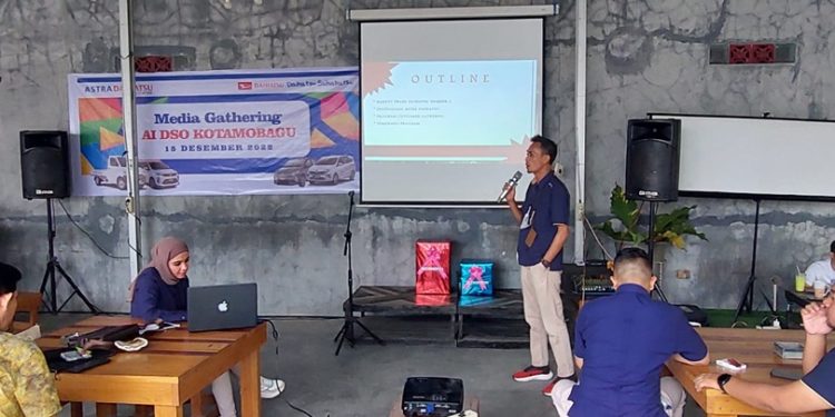 TOTABUAN.CO KOTAMOBAGU – Daihatsu Kotamobagu mencatat penjualan hingga September  2022 dengan capaian positif. Ini dibuktikan dengan kenaikan penjualan retail Daihatsu dari pelbagai jenis kendaraan serta data Samsat Kepolisian di masing-masing daerah. Seperti penjualan Daihatsu di Bolaang Mongondow Raya (BMR) Sulawesi Utara berdasarkan data Samsat, Daihatsu tercatat paling wahid penjualan dari beberapa jenis kendaraan. Pada penjualan tahun 2020 tercatat berjumlah 350 unit, tahun 2021 berjumlah 575 unit dan tahun 2022 bulan September tercatat 530 unit. Fajri Kurniawan Mokoginta Sales Senior Eksekutif Astra Daihatsu Kotamobagu mengatakan,  penjualan Daihatsu di BMR didominasi oleh tiga besar model, mulai dari Sigra,Ayla dan Pick up. Dari tiga jenis tersebut, Pick up paling banyak. "Rata-rata Pick up digunakan untuk usaha," kata Fajri di acara Media Gathering bertempat di Warung Kopi Jarod Matali Kotamobagu Kamis 15 Desember 2022. Dia berharap capaian positif ini dapat terus meningkat dibandingkan tahun sebelumnya. Raihan penjualan ritel Daihatsu selama 9 bulan tersebut lebih besar dibandingkan pada tahun sebelumnya. Selain itu market share pabrikan asal Jepang tersebut berbeda 40.20 persen dari periode sebelumnya. “Kami bersyukur dapat mempertahankan penjualan bersama capaian positif hingga September 2022. Semoga raihan positif terus berlanjut dan pasar otomotif dapat lebih baik dibandingkan sebelumnya,” ujarnya Secara volume juga kontribusi model penjualan ritel Daihatsu hingga September  2022 tetap didominasi oleh tiga produk unggulannya. Pertama ada Sigra, Ayla dan Pick up. Capaian tersebut memang cukup mengesankan sebagai tanda kebangkitan ekonomi di BMR. Sebab jumlahnya hampir mendekati angka pasca Pandemi COVID-19. Daihatsu Promo  Di acara Media Gathering, Fajri mengatakan, Astra Daihatsu Kotamobagu menawarkan berbagai penawaran menarik. Untuk pembelian produk Daihatsu DP mulai 9 jutaan, angsuran mulai 2 jutaan, ada extra cashback. Selain itu ada special discount.  Grand prize 1 unit mobil Rocky dan 16 unit Honda Beat, free service sera voucher belanja senilai 10 juta rupiah.(*)