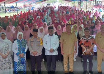 TOTABUAN.CO BOLMONG – Gubernur Sulawesi Utara Olly Dondokambey menghadiri pelantikan pengurus Badan Kontak Majelis Taklim (BKMT) Kabupaten Bolaang Mongondow (Bolmong) bertempat di Jalur Dua Kompleks Kantor Bupati Selasa 20 Desember 2022.   Pelantikan yang dirangkaikan dengan dzikir dan silahturahmi itu, sekaligus penyerahan bantuan dihadiri ribuan pengurus BKMT se Sulut. Di hadapan ribuan pengurus BKMT, Gubernur Sulut Olly Dondokambey mengatakan, pemerintah terus mempermuda pemberangkatan bagi jamaah ibadah Umroh asal Sulut menuju tanah suci. “Kalau sebelumnya harus melalui Jakarta, tapo saat ini jamaah umroh asal Sulut akan diberangkatkan dari Manado ke Jeddah transit Singapura,” kata Olly saat menyampaikan sambutan. Jamaah umroh diberangkatkan dari Manado -Jeddah lewat Bandara Sam Ratulangi Manado. Penerbangan reguler Scoot tiger Air yang rutin sejak dua tahun terakhir membangun rute Singapura Manado tiga kali seminggu. Gubernur Olly Dondokambey pun ikut berbahagia pemberangkatan umroh perdana Manado jeddah melalui Singapura. Gubernur menyampaikan pemberangkatan dari Manado ke Jeddah via Singapura adalah lebih murah dan lebih dekat jarak daripada via Jakarta. Juga para jamaah mendapat kesempatan transit di Singapura. Menurutnya, hal ini akan membawa manfaat khususnya untuk warga Sulut yang akan melaksanakan Ibadah Haji atau Umroh. Sebelumya Gubernur Sulut Olly Dondokambey dan Wakil Gubernur Steven Kandouw dan jajaran menghadiri Ibadah Perayaan Natal bersama di Desa Tiberias Kecamatan Poigar sekaligus menyerahkan bantuan.(*)