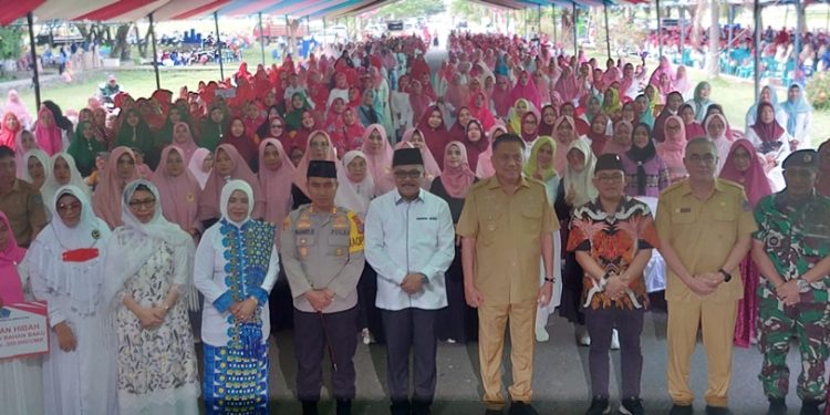 TOTABUAN.CO BOLMONG – Gubernur Sulawesi Utara Olly Dondokambey menghadiri pelantikan pengurus Badan Kontak Majelis Taklim (BKMT) Kabupaten Bolaang Mongondow (Bolmong) bertempat di Jalur Dua Kompleks Kantor Bupati Selasa 20 Desember 2022.   Pelantikan yang dirangkaikan dengan dzikir dan silahturahmi itu, sekaligus penyerahan bantuan dihadiri ribuan pengurus BKMT se Sulut. Di hadapan ribuan pengurus BKMT, Gubernur Sulut Olly Dondokambey mengatakan, pemerintah terus mempermuda pemberangkatan bagi jamaah ibadah Umroh asal Sulut menuju tanah suci. “Kalau sebelumnya harus melalui Jakarta, tapo saat ini jamaah umroh asal Sulut akan diberangkatkan dari Manado ke Jeddah transit Singapura,” kata Olly saat menyampaikan sambutan. Jamaah umroh diberangkatkan dari Manado -Jeddah lewat Bandara Sam Ratulangi Manado. Penerbangan reguler Scoot tiger Air yang rutin sejak dua tahun terakhir membangun rute Singapura Manado tiga kali seminggu. Gubernur Olly Dondokambey pun ikut berbahagia pemberangkatan umroh perdana Manado jeddah melalui Singapura. Gubernur menyampaikan pemberangkatan dari Manado ke Jeddah via Singapura adalah lebih murah dan lebih dekat jarak daripada via Jakarta. Juga para jamaah mendapat kesempatan transit di Singapura. Menurutnya, hal ini akan membawa manfaat khususnya untuk warga Sulut yang akan melaksanakan Ibadah Haji atau Umroh. Sebelumya Gubernur Sulut Olly Dondokambey dan Wakil Gubernur Steven Kandouw dan jajaran menghadiri Ibadah Perayaan Natal bersama di Desa Tiberias Kecamatan Poigar sekaligus menyerahkan bantuan.(*)
