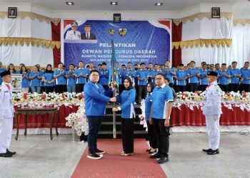TOTABUAN.CO BOLMONG -- Dewan Pengurus Daerah (DPD) Komite Nasional Pemuda Indonesia (KNPI) Kabupaten Bolaang Mongondow (Bolmong) periode 2022-2025 resmi dilantik. Feramitha Tiffani Mokodompit terpilih lewat Musyawarah Daerah (Musda) yang digelar pada 19 Oktober lalu menggantikan Abdusalam Bonde. Menurut Pemuda Bolmong Fitra Datundugon, Musda DPD KNPI Bolmong berhasil memilih kepengurusan baru dan boleh dikata sebagai sebuah prestasi. Namun hal ini jangan dulu besar kepala dan berbangga hati, karena pekerjaan baru saja dimulai, masih banyak pekerjaan rumah yang mesti diselesaikan. Fitra mengatakan, dibalik kesuksesan dalam penyelenggaraan Musda KNPI ada pertanyaan besar yang harus dijawab dan jawaban itu menjadi jauh lebih penting dari sekadar keberhasilan dalam melaksanakan Musda. “Terpilihnya pengurus yang baru ini KNPI akan seperti apa ke depan. Lalu pertanyaan selanjutnya adalah apakah ke depan akan ada gebrakan positif yang bisa memajukan organisasi,” ujar Fitra. Gebrakan tersebut, tentu erat kaitannya dengan bagaimana pengurus terpilih dan semua anggota bisa bekerja lebih keras dan terukur dalam menggerakkan roda organisasi dengan tetap fokus dengan program-program yang telah tetapkan. Terlepas dari keberhasilan pelaksanaan Musda, namun ada kegelisahan dari sebagian pemuda yang mungkin berada di luar struktur organisasi kepemudaan ini yang berkaitan dengan perjalanan KNPI Bolmong selama ini. Kegelisahan tersebut adalah kesan yang ditangkap yang disengaja atau tidak KNPI Bolmong sebagai sebuah organisasi telah memunculkan kesan itu.  Kesan yang seolah-olah memposisikan keberadaan KNPI ini hanya sekadar dijadikan sarana oleh orang-orang tertentu yang berhasil masuk ke dalam struktur kepengurusan dan menjadikan organisasi kepemudaan ini untuk mendongkrak popularitas saja. Sehingga sebagian dari mereka memilih bersifat apatis terhadap keberadaan organisasi ini. Fitra menegaskan, isu seperti inilah mestinya bisa ditangkap oleh pengurus yang baru dan segera dicarikan alternatif preventif sehingga ke depan isu ini tidak sampai berkembang dan menggelisahkan sebagian besar dari pemuda. “Kalau saja isu ini sempat berkembang, maka dikhawatirkan legitimasi dan reputasi KNPI sebagai organisasi kepemudaan yang selama ini mendapat tempat di hati masyarakat, menjadi tercoreng akibat hal itu. Ini bisa kita rasakan ketika kepengurusan KNPI sebelumnya,” katanya. Ia berharap dengan kepengurusan DPD KNPI Bolmong yang baru ini, bisa membawa organisasi ini ke arah percepatan pencapaian tujuan organisasi. Sehingga tidak hanya berkutat di satu titik saja melainkan bisa melebarkan sayap di semua bidang untuk menegaskan kiprah KNPI dalam pembangunan daerah. “Kita tentu tidak menginginkan KNPI hanya sekadar dijadikan organisasi transit untuk menjadi batu loncatan bagi segelintir orang untuk memperoleh kekuasaan tertentu khususnya di bidang politik. Besar harapan kita terhadap siapa pun yang duduk di kepengurusan KNPI bisa membawa KNPI menjadi wadah organisasi kepemudaan (OKP) dalam mewujudkan generasi muda yang punya kualitas intelektual yang baik, mempunyai jiwa nasionalisme serta ikut berperan nyata dalam pembangunan daerah,” katanya. Usai dilantik Ketua KNPI Bolmong Feramitha Tiffani Mokodompit menegaskan, akan siap mengabdi selama 3 tahun ke depan. Ia berujar DPD KNPI Bolmong telah menorehkan sebuah sejarah baru karena pertama kalinya di Bolmong, KNPI dinahkodai oleh keterwakilan gender. Hal ini sejalan dengan kutipan dari pahlawan perempuan R.A Kartini yang mengatakan “Perempuan adalah pembawa peradaban”. KNPI adalah sebuah miniatur bangunan dibangun dengan dasar komitmen yang kuat, rasa kepercayaan, rasa memiliki  yang diisi oleh individu-individu dengan latar belakang suku, ras, agama dan pandangan berpikir yang berbeda-beda. Namun perbedaan ini justru menjadi warna baru dalam organisasi yang akan menjadi sumber kekuatan bukan sebaliknya menimbulkan perpecah-belahan. KNPI menurutnya merupakan Payung pemersatu seluruh elemen pemuda di Indonesia khususnya di Kabupaten Bolmong. “Hari ini pemuda dan pemudi Bolmong membutuhkan suntikan gagasan yang kritis dan tajam, membutuhkan suntikan semangat dan ideologi yang kokoh agar bisa mengawal isu serta kebijakan strategis yang lahir di tubuh pemerintahan dan bisa menangkal isu-isu hoax yang berbau radikalisme. Karena sejatinya pemuda sudah menjadi simbol sebuah pergerakan dan pembaharu yang dapat memengaruhi dinamika lingkungan sosial budaya baik skala lokal hingga global,” katanya. Dengan dilantiknya 150 pengurus KNPI Bolmong, Ia berharap mampu mewujudkan pemuda yang berdikari dan independen atau bebas namun kebebasan yang adil dan beradab sesuai dengan aturan hukum dan UUD yang berlaku. “Jadilah pemuda yang kritis, kreatif, progresif dan visioner untuk Bolmong lebih baik, Bolmong Emas,” katanya. (*)