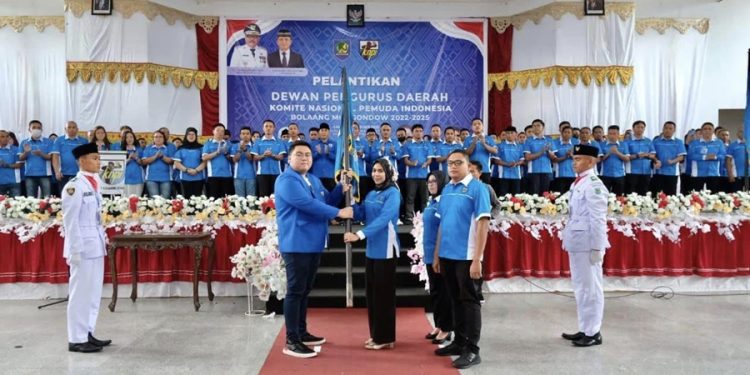 TOTABUAN.CO BOLMONG -- Dewan Pengurus Daerah (DPD) Komite Nasional Pemuda Indonesia (KNPI) Kabupaten Bolaang Mongondow (Bolmong) periode 2022-2025 resmi dilantik. Feramitha Tiffani Mokodompit terpilih lewat Musyawarah Daerah (Musda) yang digelar pada 19 Oktober lalu menggantikan Abdusalam Bonde. Menurut Pemuda Bolmong Fitra Datundugon, Musda DPD KNPI Bolmong berhasil memilih kepengurusan baru dan boleh dikata sebagai sebuah prestasi. Namun hal ini jangan dulu besar kepala dan berbangga hati, karena pekerjaan baru saja dimulai, masih banyak pekerjaan rumah yang mesti diselesaikan. Fitra mengatakan, dibalik kesuksesan dalam penyelenggaraan Musda KNPI ada pertanyaan besar yang harus dijawab dan jawaban itu menjadi jauh lebih penting dari sekadar keberhasilan dalam melaksanakan Musda. “Terpilihnya pengurus yang baru ini KNPI akan seperti apa ke depan. Lalu pertanyaan selanjutnya adalah apakah ke depan akan ada gebrakan positif yang bisa memajukan organisasi,” ujar Fitra. Gebrakan tersebut, tentu erat kaitannya dengan bagaimana pengurus terpilih dan semua anggota bisa bekerja lebih keras dan terukur dalam menggerakkan roda organisasi dengan tetap fokus dengan program-program yang telah tetapkan. Terlepas dari keberhasilan pelaksanaan Musda, namun ada kegelisahan dari sebagian pemuda yang mungkin berada di luar struktur organisasi kepemudaan ini yang berkaitan dengan perjalanan KNPI Bolmong selama ini. Kegelisahan tersebut adalah kesan yang ditangkap yang disengaja atau tidak KNPI Bolmong sebagai sebuah organisasi telah memunculkan kesan itu. Kesan yang seolah-olah memposisikan keberadaan KNPI ini hanya sekadar dijadikan sarana oleh orang-orang tertentu yang berhasil masuk ke dalam struktur kepengurusan dan menjadikan organisasi kepemudaan ini untuk mendongkrak popularitas saja. Sehingga sebagian dari mereka memilih bersifat apatis terhadap keberadaan organisasi ini. Fitra menegaskan, isu seperti inilah mestinya bisa ditangkap oleh pengurus yang baru dan segera dicarikan alternatif preventif sehingga ke depan isu ini tidak sampai berkembang dan menggelisahkan sebagian besar dari pemuda. “Kalau saja isu ini sempat berkembang, maka dikhawatirkan legitimasi dan reputasi KNPI sebagai organisasi kepemudaan yang selama ini mendapat tempat di hati masyarakat, menjadi tercoreng akibat hal itu. Ini bisa kita rasakan ketika kepengurusan KNPI sebelumnya,” katanya. Ia berharap dengan kepengurusan DPD KNPI Bolmong yang baru ini, bisa membawa organisasi ini ke arah percepatan pencapaian tujuan organisasi. Sehingga tidak hanya berkutat di satu titik saja melainkan bisa melebarkan sayap di semua bidang untuk menegaskan kiprah KNPI dalam pembangunan daerah. “Kita tentu tidak menginginkan KNPI hanya sekadar dijadikan organisasi transit untuk menjadi batu loncatan bagi segelintir orang untuk memperoleh kekuasaan tertentu khususnya di bidang politik. Besar harapan kita terhadap siapa pun yang duduk di kepengurusan KNPI bisa membawa KNPI menjadi wadah organisasi kepemudaan (OKP) dalam mewujudkan generasi muda yang punya kualitas intelektual yang baik, mempunyai jiwa nasionalisme serta ikut berperan nyata dalam pembangunan daerah,” katanya. Usai dilantik Ketua KNPI Bolmong Feramitha Tiffani Mokodompit menegaskan, akan siap mengabdi selama 3 tahun ke depan. Ia berujar DPD KNPI Bolmong telah menorehkan sebuah sejarah baru karena pertama kalinya di Bolmong, KNPI dinahkodai oleh keterwakilan gender. Hal ini sejalan dengan kutipan dari pahlawan perempuan R.A Kartini yang mengatakan “Perempuan adalah pembawa peradaban”. KNPI adalah sebuah miniatur bangunan dibangun dengan dasar komitmen yang kuat, rasa kepercayaan, rasa memiliki yang diisi oleh individu-individu dengan latar belakang suku, ras, agama dan pandangan berpikir yang berbeda-beda. Namun perbedaan ini justru menjadi warna baru dalam organisasi yang akan menjadi sumber kekuatan bukan sebaliknya menimbulkan perpecah-belahan. KNPI menurutnya merupakan Payung pemersatu seluruh elemen pemuda di Indonesia khususnya di Kabupaten Bolmong. “Hari ini pemuda dan pemudi Bolmong membutuhkan suntikan gagasan yang kritis dan tajam, membutuhkan suntikan semangat dan ideologi yang kokoh agar bisa mengawal isu serta kebijakan strategis yang lahir di tubuh pemerintahan dan bisa menangkal isu-isu hoax yang berbau radikalisme. Karena sejatinya pemuda sudah menjadi simbol sebuah pergerakan dan pembaharu yang dapat memengaruhi dinamika lingkungan sosial budaya baik skala lokal hingga global,” katanya. Dengan dilantiknya 150 pengurus KNPI Bolmong, Ia berharap mampu mewujudkan pemuda yang berdikari dan independen atau bebas namun kebebasan yang adil dan beradab sesuai dengan aturan hukum dan UUD yang berlaku. “Jadilah pemuda yang kritis, kreatif, progresif dan visioner untuk Bolmong lebih baik, Bolmong Emas,” katanya. (*)