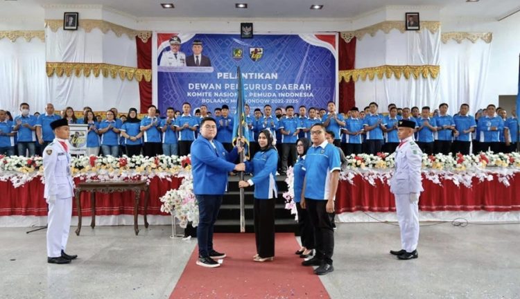 TOTABUAN.CO BOLMONG -- Dewan Pengurus Daerah (DPD) Komite Nasional Pemuda Indonesia (KNPI) Kabupaten Bolaang Mongondow (Bolmong) periode 2022-2025 resmi dilantik. Feramitha Tiffani Mokodompit terpilih lewat Musyawarah Daerah (Musda) yang digelar pada 19 Oktober lalu menggantikan Abdusalam Bonde. Menurut Pemuda Bolmong Fitra Datundugon, Musda DPD KNPI Bolmong berhasil memilih kepengurusan baru dan boleh dikata sebagai sebuah prestasi. Namun hal ini jangan dulu besar kepala dan berbangga hati, karena pekerjaan baru saja dimulai, masih banyak pekerjaan rumah yang mesti diselesaikan. Fitra mengatakan, dibalik kesuksesan dalam penyelenggaraan Musda KNPI ada pertanyaan besar yang harus dijawab dan jawaban itu menjadi jauh lebih penting dari sekadar keberhasilan dalam melaksanakan Musda. “Terpilihnya pengurus yang baru ini KNPI akan seperti apa ke depan. Lalu pertanyaan selanjutnya adalah apakah ke depan akan ada gebrakan positif yang bisa memajukan organisasi,” ujar Fitra. Gebrakan tersebut, tentu erat kaitannya dengan bagaimana pengurus terpilih dan semua anggota bisa bekerja lebih keras dan terukur dalam menggerakkan roda organisasi dengan tetap fokus dengan program-program yang telah tetapkan. Terlepas dari keberhasilan pelaksanaan Musda, namun ada kegelisahan dari sebagian pemuda yang mungkin berada di luar struktur organisasi kepemudaan ini yang berkaitan dengan perjalanan KNPI Bolmong selama ini. Kegelisahan tersebut adalah kesan yang ditangkap yang disengaja atau tidak KNPI Bolmong sebagai sebuah organisasi telah memunculkan kesan itu. Kesan yang seolah-olah memposisikan keberadaan KNPI ini hanya sekadar dijadikan sarana oleh orang-orang tertentu yang berhasil masuk ke dalam struktur kepengurusan dan menjadikan organisasi kepemudaan ini untuk mendongkrak popularitas saja. Sehingga sebagian dari mereka memilih bersifat apatis terhadap keberadaan organisasi ini. Fitra menegaskan, isu seperti inilah mestinya bisa ditangkap oleh pengurus yang baru dan segera dicarikan alternatif preventif sehingga ke depan isu ini tidak sampai berkembang dan menggelisahkan sebagian besar dari pemuda. “Kalau saja isu ini sempat berkembang, maka dikhawatirkan legitimasi dan reputasi KNPI sebagai organisasi kepemudaan yang selama ini mendapat tempat di hati masyarakat, menjadi tercoreng akibat hal itu. Ini bisa kita rasakan ketika kepengurusan KNPI sebelumnya,” katanya. Ia berharap dengan kepengurusan DPD KNPI Bolmong yang baru ini, bisa membawa organisasi ini ke arah percepatan pencapaian tujuan organisasi. Sehingga tidak hanya berkutat di satu titik saja melainkan bisa melebarkan sayap di semua bidang untuk menegaskan kiprah KNPI dalam pembangunan daerah. “Kita tentu tidak menginginkan KNPI hanya sekadar dijadikan organisasi transit untuk menjadi batu loncatan bagi segelintir orang untuk memperoleh kekuasaan tertentu khususnya di bidang politik. Besar harapan kita terhadap siapa pun yang duduk di kepengurusan KNPI bisa membawa KNPI menjadi wadah organisasi kepemudaan (OKP) dalam mewujudkan generasi muda yang punya kualitas intelektual yang baik, mempunyai jiwa nasionalisme serta ikut berperan nyata dalam pembangunan daerah,” katanya. Usai dilantik Ketua KNPI Bolmong Feramitha Tiffani Mokodompit menegaskan, akan siap mengabdi selama 3 tahun ke depan. Ia berujar DPD KNPI Bolmong telah menorehkan sebuah sejarah baru karena pertama kalinya di Bolmong, KNPI dinahkodai oleh keterwakilan gender. Hal ini sejalan dengan kutipan dari pahlawan perempuan R.A Kartini yang mengatakan “Perempuan adalah pembawa peradaban”. KNPI adalah sebuah miniatur bangunan dibangun dengan dasar komitmen yang kuat, rasa kepercayaan, rasa memiliki yang diisi oleh individu-individu dengan latar belakang suku, ras, agama dan pandangan berpikir yang berbeda-beda. Namun perbedaan ini justru menjadi warna baru dalam organisasi yang akan menjadi sumber kekuatan bukan sebaliknya menimbulkan perpecah-belahan. KNPI menurutnya merupakan Payung pemersatu seluruh elemen pemuda di Indonesia khususnya di Kabupaten Bolmong. “Hari ini pemuda dan pemudi Bolmong membutuhkan suntikan gagasan yang kritis dan tajam, membutuhkan suntikan semangat dan ideologi yang kokoh agar bisa mengawal isu serta kebijakan strategis yang lahir di tubuh pemerintahan dan bisa menangkal isu-isu hoax yang berbau radikalisme. Karena sejatinya pemuda sudah menjadi simbol sebuah pergerakan dan pembaharu yang dapat memengaruhi dinamika lingkungan sosial budaya baik skala lokal hingga global,” katanya. Dengan dilantiknya 150 pengurus KNPI Bolmong, Ia berharap mampu mewujudkan pemuda yang berdikari dan independen atau bebas namun kebebasan yang adil dan beradab sesuai dengan aturan hukum dan UUD yang berlaku. “Jadilah pemuda yang kritis, kreatif, progresif dan visioner untuk Bolmong lebih baik, Bolmong Emas,” katanya. (*)