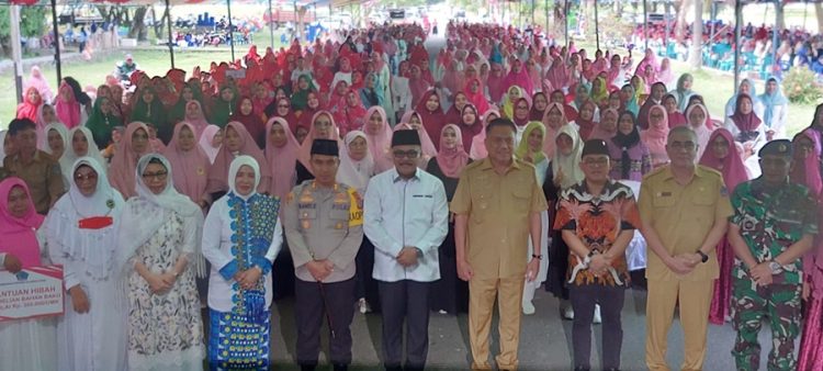 TOTABUAN.CO BOLMONG – Ribuan pengurus Badan Kontak Majelis Taklim (BKMT) se Sulawesi Utara menghadiri silaturahmi bersama Gubernur Sulut Olly Dondokambey yang dirangkaikan dengan pelantikan pengurus BKMT Kabupaten Bolaang Mongondow (Bolmong) periode 2022-2027 Selasa 20 Desember 2022. Acara yang dipusatkan di jalur dua kompleks Kantor Bupati Bolmong itu, dihadiri Gubernur Sulut Olly Dondokambey, Sekprov Sulut Steve Kepel dan para jajaran pejabat Pemprov Sulut, Pj Bupati Bolmong Limi Mokodompit didampingi Ketua TP PKK Bolmong Ny Iryanti Suleha Mokodompit Uswanas, Ketua DPRD Bolmong Welty Komaling, Forkopimda, Sekda Bolmong Tahlis Gallang dan para pimpinan OPD serta mantan Bupati Bolmong Yasti Soepredjo Mokoagow. Acara tersebut tampak terlihat akrab dan penuh kekeluargaan. Wajah Gubernur Sulut Olly Dondokambey terlihat gembira saat melihat ribuan emak-emak lengkap dengan kerudung merah sudah memadati lokasi acara. Yang menjadi perhatian di acara tersebut, saat Ketua BKMT Bolmong Ulfa Paputungan menyebut nama Srikandi Bolaang Mongondow Raya, yang tidak lain adalah mantan Bupati Bolmong Yasti Soepredjo Mokoagow. Tak tanggung-tanggung Ulfa menyebutkan jika sata ini Yasti Soepredjo Mokoagow telah resmi menjadi kader PDI Perjuangan dan akan mencalonkan diri sebagai Caleg DPR RI. Sontak Aplaus tersebut muncul dari ribuan pengurus BKMT yang hadir dari berbagai daerah di Sulut. Rupanya aplaus itu juga diberikan itu, sebagai bentuk terima kasih, karena Yasti Soepredjo Mokoagow dinilai mendedikasikan dirinya terhadap program dan kegiatan BKMT. Menurut mereka, YSM singkatan Yasti Soepredjo Mokoagow salah satu tokoh perempuan Sulut yang komit terhadap kegiatan BKMT di Sulut. “Selama Ibu Yasti Soepredjo Mokoagow terus memberikan perhatian terhadap kegiatan BKMT. Dan itu sudah kami rasakan,” ucap Tiwi salah satu pengurus BKMT yang hadir. Tak heran setelah nama Yasti Soepredjo Mokoagow disebut di acara tersebut, langsung mendapat aplaus dari pengurus BKMT. Terbukti pada Milad BKMT ke 39 yang dilaksanakan Februari Tahun 2020 lalu yang dipusatkan di Lolak, Yasti Soepredjo Mokoagow mendampingi Gubernur Olly Dondokambey dan Wakil Gubernur Steven Kandouw, ikut memberikan bantuan. Jalur dua kompleks Kantor Bupati Bolmong Kecamatan Lolak mendadak jadi lautan manusia. Kurang lebih 10 ribuan ibu-ibu dari pengurus BKMT se Sulut hadir dalam rangkah HUT ke 39 BKMT dirangkaikan dengan peringatan Isra Miraj serta syukuran empat tahun kepemimpinan Gubernur dan Wakil Gubernur Sulut Olly Dondokambey-Steven Kandouw. Acara tersebut menjadi panggung tersendiri bagi Yasti Soepredjo Mokoagow yang saat itu menjabat sebagai Bupati. Bagi Yasti, Kabupaten Bolaang Mongondow Raya (BMR) khususnya Bolaang Mongondow (Bolmong) sangat komitmen untuk melanjutkan program ODSK yang dinilai akan meningkatkan kesejahteraan rakyat. (*)