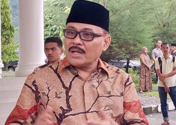 TOTABUAN.CO BOLMONG – Janji Pejabat Bupati Bolaang Mongondow (Bolmong) Limi Mokodompit untuk melakukan evaluasi terhadap kinerja para pimpinan Organisasi Perangkat Daerah (OPD) mulai terlihat. Hal ini dibuktikan dengan dilakukannya Job fit untuk 32 pejabat pimpinan tinggi pratama  di lingkup Pemkab Bolmong. Padahal rencana Job fit tersebut baru diumumkan Senin (5/12) lalu. Kepala Badan Kepegawaian Pendidikan dan Pelatihan (BKPP) Bolmong Umarudin Amba mengatakan, bahwa pelaksanaan Job fit sudah akan dilaksanakan Kamis besok di Kantor BKN Regional XI Manado. “Iya mulai Kamis besok, Job fit akan dilaksanakan di Kantor BKN Manado,” kata Kepala BKPP Bolmong Umaridn Amba Rabu 7 Desember 2022. Berdasarkan perintah, sedikitnya 32 pejabat yang menduduki jabatan eselon II ikut job fit. Amba menyebutkan, dari 32 pejabat yang akan ikut job fit, muali staf ahli, tiga asisten hingga ke kepala badan dan kepala dinas. “Job fit atau yang juga biasa disebut dengan person-job fit, adalah cara untuk menilai kecocokan karakteristik kandidat dengan suatu posisi di organisasi melalui kepribadian, soft skills, pengalaman, dan nilai-nilai (values) yang mereka miliki dalam bekerja,” jelasnya. Job fit ini katanya, untuk menilai apakah pejabat bersangkutan sudah cocok di SKPD yang dipimpinnya saat ini atau cocoknya di SKPD lain. Jadi bisa saja misalnya dia Kadis A, tapi setelah job fit dia cocoknya di Kadis B, begitu juga sebaliknya. “Yang ikut job fit ini semua eselon II yang sudah menjabat minimal satu tahun bahkan lebih,” ucapnya. Amba menuturkan, kendati begitu ada enam jabatan saat ini tidak dilakukan job fit. Yakni Bappeda, Dinas Ketahanan Pangan, Dinas Sosial. Ketiga jabatan tersebut baru selesai dilelang. Begitu juga untuk jabatan Dukcapil harus sesuai SK Kementerian Dalam Negeri. “Untuk jabatan Kadis PUPR masuk tahapan lelang,” imbuhnya. Aroma Rotasi Jabatan kepala OPD lingkup Pemkab Bolmong siap-siap bergeser. Puluhan pejabat dengan jabatan pimpinan tinggi (JPT) kini diuji dengan mengikuti job fit atau uji kepatutan. Job fit tersebut merupakan inisiasi Pj Bupati Bolmong Limi Mokodompit yang menginginkan adanya pembaruan di tubuh birokrasi. Proses pergeseran pejabat itu agar pelaksanaan roda pemerintahan serta pelayanan masyarakat lebih maksimal. Selain itu pertimbangan lain adalah kepala OPD tidak boleh menjabat terlalu lama dalam suatu jabatan perlu penyegaran sebagai bentuk dinamika organisasi. Dalam uji kepatutan ini juga akan diperoleh pejabat yang cocok sesuai dengan bidang masing-masing. Sumber resmi mengatakan, hasil job fit akan menjadi dasar Pj Bupati Bolmong Limi Mokodompit sebagai Pejabat Pembina Kepegawaian (PPK) untuk melakukan rotasi. Meski job fit tidak lagi menjalani proses asesmen, melainkan hanya mengikuti tes wawancara, namun hasil tersebut akan menentukan posisi seorang pejabat untuk ditempatkan. (*)