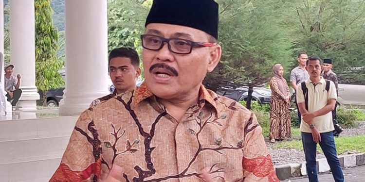 TOTABUAN.CO BOLMONG – Janji Pejabat Bupati Bolaang Mongondow (Bolmong) Limi Mokodompit untuk melakukan evaluasi terhadap kinerja para pimpinan Organisasi Perangkat Daerah (OPD) mulai terlihat. Hal ini dibuktikan dengan dilakukannya Job fit untuk 32 pejabat pimpinan tinggi pratama di lingkup Pemkab Bolmong. Padahal rencana Job fit tersebut baru diumumkan Senin (5/12) lalu. Kepala Badan Kepegawaian Pendidikan dan Pelatihan (BKPP) Bolmong Umarudin Amba mengatakan, bahwa pelaksanaan Job fit sudah akan dilaksanakan Kamis besok di Kantor BKN Regional XI Manado. “Iya mulai Kamis besok, Job fit akan dilaksanakan di Kantor BKN Manado,” kata Kepala BKPP Bolmong Umaridn Amba Rabu 7 Desember 2022. Berdasarkan perintah, sedikitnya 32 pejabat yang menduduki jabatan eselon II ikut job fit. Amba menyebutkan, dari 32 pejabat yang akan ikut job fit, muali staf ahli, tiga asisten hingga ke kepala badan dan kepala dinas. “Job fit atau yang juga biasa disebut dengan person-job fit, adalah cara untuk menilai kecocokan karakteristik kandidat dengan suatu posisi di organisasi melalui kepribadian, soft skills, pengalaman, dan nilai-nilai (values) yang mereka miliki dalam bekerja,” jelasnya. Job fit ini katanya, untuk menilai apakah pejabat bersangkutan sudah cocok di SKPD yang dipimpinnya saat ini atau cocoknya di SKPD lain. Jadi bisa saja misalnya dia Kadis A, tapi setelah job fit dia cocoknya di Kadis B, begitu juga sebaliknya. “Yang ikut job fit ini semua eselon II yang sudah menjabat minimal satu tahun bahkan lebih,” ucapnya. Amba menuturkan, kendati begitu ada enam jabatan saat ini tidak dilakukan job fit. Yakni Bappeda, Dinas Ketahanan Pangan, Dinas Sosial. Ketiga jabatan tersebut baru selesai dilelang. Begitu juga untuk jabatan Dukcapil harus sesuai SK Kementerian Dalam Negeri. “Untuk jabatan Kadis PUPR masuk tahapan lelang,” imbuhnya. Aroma Rotasi Jabatan kepala OPD lingkup Pemkab Bolmong siap-siap bergeser. Puluhan pejabat dengan jabatan pimpinan tinggi (JPT) kini diuji dengan mengikuti job fit atau uji kepatutan. Job fit tersebut merupakan inisiasi Pj Bupati Bolmong Limi Mokodompit yang menginginkan adanya pembaruan di tubuh birokrasi. Proses pergeseran pejabat itu agar pelaksanaan roda pemerintahan serta pelayanan masyarakat lebih maksimal. Selain itu pertimbangan lain adalah kepala OPD tidak boleh menjabat terlalu lama dalam suatu jabatan perlu penyegaran sebagai bentuk dinamika organisasi. Dalam uji kepatutan ini juga akan diperoleh pejabat yang cocok sesuai dengan bidang masing-masing. Sumber resmi mengatakan, hasil job fit akan menjadi dasar Pj Bupati Bolmong Limi Mokodompit sebagai Pejabat Pembina Kepegawaian (PPK) untuk melakukan rotasi. Meski job fit tidak lagi menjalani proses asesmen, melainkan hanya mengikuti tes wawancara, namun hasil tersebut akan menentukan posisi seorang pejabat untuk ditempatkan. (*)