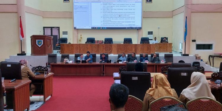 TOTABUAN.CO BOLMONG – Dewan Perwakilan Rakyat Daerah (DPRD) Kabupaten Bolaang Mongondow (Bolmong) terus membahas dua Rancangan Peraturan Daerah (Ranperda) bersama sejumlah stack holder. Dua Ranperda tersebut merupakan hasil rancangan DPRD atau inisiatif yang dalam waktu dekat akan disahkan. Ketua DPRD Bolmong Welty Komaling mengatakan, saat ini  sedang melakukan rapat koordinasi bersama sejumlah stack holder dalam rangka meminta masukan sekaligus koreksi sebelum disahkan menjadi Peraturan Daerah (Perda). “Dua Ranperda tersebut yakni Pelayanan Haji dan Kepemudaan,” kata Welty. Wakil Ketua DPRD Bolmong Sulhan Manggabarani menjelaskan, dua Ranperda tersebut terus dipacu dan direncanakan akan diparipurnakan dalam waktu dekat. “Kita targetkan sebelum akhir Desember dua Ranperda itu sudah selesai dibahas dan sudah disahkan,” ucapnya. Ruang lingkup tentang Ranperda Pelayanan Haji kata Sulhan memuat tentang petugas haji daerah, transportasi Jemaah haji daerah, PPIHD dan     pendanaan. Petugas Haji daerah terdiri petugas pembimbing Ibadah Haji, petugas pelayanan umum dan petugas pelayanan kesehatan. Sedangkan calon petugas Haji daerah harus memenuhi persyaratan. Seperti beragama Islam, memiliki kemampuan dan pengetahuan di bidang penyelenggaraan ibadah haji, memiliki dokumen yang sah dan lulus seleksi. “Pemenuhan persyaratan sebagaimana dimaksud dalam Pasal 4 dibuktikan dengan dokumen, kartu tanda penduduk, surat keterangan sehat dan bebas narkotika dan penggunaan zat adiktif dari pusat kesehatan masyarakat atau rumah sakit pemerintah. Selain itu pakta integritas, surat keterangan catatan kepolisian dan sertifikat pembimbing manasik untuk petugas Haji daerah bidang pembimbing ibadah Haji dan surat tanda registrasi dan surat izin praktik sebagai dokter atau tenaga keperawatan untuk petugas Haji daerah bidang kesehatan,” paparnya. Sulhan menambahan, selain memenuhi persyaratan sebagaimana dimaksud dalam Pasal 4 ayat (2), petugas Haji daerah di bidang pelayanan bimbingan ibadah harus memenuhi persyaratan berusia paling rendah 40 tahun dan paling tinggi 70 tahun pada saat mendaftar. Sudah menunaikan ibadah Haji, berasal dari unsur yang berasal dari kelompok bimbingan ibadah Haji dan Umroh atau organisasi kemasyarakatan Islam dan diutamakan mampu berbahasa Arab dan atau berbahasa Inggris. Selain itu soal Ranperda Kepemudaan, Sulhan memberi gambaran menyangkut pemberdayaan peningkatan ilmu pengetahuan dan teknologi, penyelenggaraan pendidikan bela negara dan ketahanan nasional. Peneguhan kemandirian ekonomi pemuda, peningkatan kualitas jasmani, seni, dan budaya pemuda dan atau penyelenggaraan penelitian dan pendampingan kegiatan kepemudaan. “Pemberdayaan sebagaimana dimaksud pada ayat (1) dapat dilakukan dalam bentuk pendidikan dan latihan pengendalian emosional, penguatan intelektual dan spiritual. Pendidikan dan pelatihan  bela  negara  ketahanan daerah, pemberian beasiswa, pembangunan jaringan bagi Pemuda pelaku usaha yang sesuai dengan potensi daerah,” katanya. Selain itu pemberdayaan tentang pemantapan usaha ekonomi  kreatif, pemantapan kelompok usaha Pemuda kreatif, menumbuhkan kreatifitas dan inovasi Pemuda serta pemilihan Wirausaha muda pemula dan/atau Pemuda berprestasi. “Tentunya banyak hal yang dimuat dalam rancangan Perda tentang Kepemudaan,  dengan tujuan dalam rangka perbaikan serta dalam rangka memajukan kegiatan kepemudaan diberbagai bidang,” katanya. (*)