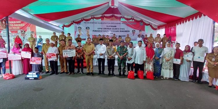 TOTABUAN.CO BOLMONG -- Perhatian Gubernur Sulut Olly Dondokambey untuk kegiatan Badan Kontak Majelis Taklim (BKMT) terus ditunjukan. Selain hadir dalam rangka pelantikan BKMT Kabupaten Bolmong, Ketua DPD PDI Perjuangan Sulut ini memberikan bantuan uang tunai 200 juta rupiah. Bantuan tersebut nantinya akan digunakan untuk kegiatan BKMT hingga pada Milad BMKT pada Februari 2023 di Jakarta mendatang. Ketua BKMT Bolmong Ulfa Paputungan mengaku bersyukur atas perhatian dan bantuan Gubernur Sulut atas bantuan dana. “Terima kasih atas bantuan Pak Gubernur Sulut atas supportnya,” kata Ulfa. Menurut Ulfa, supoort atas kegiatan BKMT selama ini tidak lepas dari perhatian Gubernur Sulut Olly Dondokambey. Selain itu perhatian dari Bupati Guhanga Bolmong Yasti Soepredjo Mokoagow dan perhatian Pemkab Bolmong di bawah Penjabat Bupati Bolmong Limi Mokodompit. Sebelumnya Pj Bupati Bolmong Limi Mokodompit mengatakan dengan kehadiran Gubernur dan Wakil Gubernur di Kabupaten Bolmong saat ini bisa memotivasi BKMT untuk terus bersinergi dengan pemerintah untuk pembangunan daerah ke depan. "Dengan kunjungan ini tentunya bisa lebih bersinergi dengan BKMT untuk Sulut hebat ke depan," ucapnya. Pada kunjungan tersebut, Gubernur Olly Dondokambey didampingi Sekprov Sulut bersama jajaran. Tampak juga mantan Bupati Bolaang Mongondow Yasti Soeprejo Mokoagow hadir di acara tersebut. Kegiatan yang dipusatkan di dua jalur kompleks kantor Bupati Bolmong dihadiri seluruh pengurus BKMT se Sulut. Kunjungan ini dilaksanakan usai safari Natal Provinsi Sulut dan ibadah perayaan Natal Pemkab Bolmong di Kecamatan Poigar. Kunjungan Gubernur dan Wagub Sulut di Kabupaten Bolmong ini juga disambut langsung pejabat Bupati Bolmong Ir Limi Mokodompit didampingi Sekda Bolmong Tahlis Gallang bersama jajaran. Gubernur mengatakan bahwa kegiatan ini merupakan kegiatan BKMT se Sulut. Gubernur berharap BKMT bisa bersama-sama pemerintah untuk menjaga keutuhan NKRI. "Harapan ke depan semoga BKMT bisa bersinergi dengan pemerintah untuk kemajuan Sulut," ucapnya.(*)
