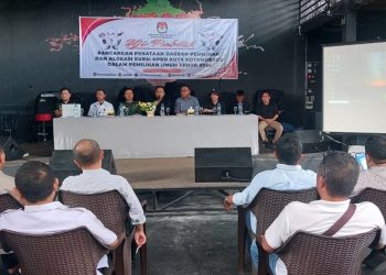 TOTABUAN.CO KOTAMOBAGU -- Komisi Pemilihan Umum (KPU) Kota Kotamobagu menggelar uji publik penataan daerah pemilihan dan alokasi kursi DPRD dalam Pemilu 2024 mendatang. Uji publik yang dilaksanakan di cafe Strawberry itu dihadiri pihak Pemkot Kotamobagu, Forkopimda, Bawaslu, pimpinan Parpol, serta tokoh masyarakat. Ketua KPU Kotamobagu Iwan Manoppo mengatakan, ada dua rancangan yang disampaikan dalam uji publik. Yakni perubahan jumlah Dapil dari sebelumnya tuga Dapil, menjadi empat Dapil. Dan penambahan satu kursi di Dapil Kecamatan Kotamobagu Selatan seiring bertambahnya jumlah penduduk. Iwan menyampaikan rancangan penambahan jumlah kursi pada dapil Kecamatan Kotamobagu Selatan mengacu pada data agregat kependudukan per kecamatan (DAK2) dan data penduduk potensial pemilu (DP4) dari KPU RI untuk Pemilu 2024. Sehingga semua yang berkepentingan diundang untuk memberikan masukan dalam menyukseskan Pemilu tahun 2024 mendatang. “Hasil hari ini akan kami laporkan ke KPU RI, melalui KPU Provinsi Sulut. Sebab pada Februari mendatang KPU RI akan menetapkan Dapil pemilihan di seluruh Indonesia,” katanya Rabu 7 Desember 2022. Namun dari rancangan tersebut, KPU Kota Kotamobagu memandang perlu untuk tetap mempertahankan daerah pemilihan (Dapil) pada pemilihan anggota DPRD Kota Kotamobagu Tahun 2024 sebanyak 3 dapil, yakni, Dapil I (Kotamobagu Utara dan Kotamobagu Timur), Dapil 2 (Kotamobagu Selatan) dan Dapil 3 (Kotamobagu Barat), Pertimbangan tersebut di atas didasari pada, ketaatan pada sistem Pemilu yang proporsional, perimbangan alokasi kursi (proporsionalitas), keutuhan dan keterpaduan wilayah (integralitas). Sebelumnya Asisten I Pemkot Kotamobagu Nasli Paputungan mewakili Walikota Kotamobagu mengatakan, pemerintah mendukung terhadap tahapan Pemilu Tahun 2024 yang sedang berjalan. Salah satu yakni tahapan penataan Dapil yang hari ini masuk pada uji publik. Tentu dari semua tahapan itu kata Nasli, Pemkot Kotamobagu akan memberikan dukungan full untuk setiap tahapan KPU yang sedang berjalan. Karena salah satu tugas Pemkot Kotamobagu turut mensukseskan Pemilu Pemerintah siap membackup semua kerja kerja KPU,” kata Nasli. (*)