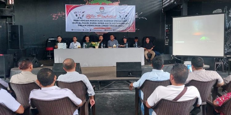 TOTABUAN.CO KOTAMOBAGU -- Komisi Pemilihan Umum (KPU) Kota Kotamobagu menggelar uji publik penataan daerah pemilihan dan alokasi kursi DPRD dalam Pemilu 2024 mendatang. Uji publik yang dilaksanakan di cafe Strawberry itu dihadiri pihak Pemkot Kotamobagu, Forkopimda, Bawaslu, pimpinan Parpol, serta tokoh masyarakat. Ketua KPU Kotamobagu Iwan Manoppo mengatakan, ada dua rancangan yang disampaikan dalam uji publik. Yakni perubahan jumlah Dapil dari sebelumnya tuga Dapil, menjadi empat Dapil. Dan penambahan satu kursi di Dapil Kecamatan Kotamobagu Selatan seiring bertambahnya jumlah penduduk. Iwan menyampaikan rancangan penambahan jumlah kursi pada dapil Kecamatan Kotamobagu Selatan mengacu pada data agregat kependudukan per kecamatan (DAK2) dan data penduduk potensial pemilu (DP4) dari KPU RI untuk Pemilu 2024. Sehingga semua yang berkepentingan diundang untuk memberikan masukan dalam menyukseskan Pemilu tahun 2024 mendatang. “Hasil hari ini akan kami laporkan ke KPU RI, melalui KPU Provinsi Sulut. Sebab pada Februari mendatang KPU RI akan menetapkan Dapil pemilihan di seluruh Indonesia,” katanya Rabu 7 Desember 2022. Namun dari rancangan tersebut, KPU Kota Kotamobagu memandang perlu untuk tetap mempertahankan daerah pemilihan (Dapil) pada pemilihan anggota DPRD Kota Kotamobagu Tahun 2024 sebanyak 3 dapil, yakni, Dapil I (Kotamobagu Utara dan Kotamobagu Timur), Dapil 2 (Kotamobagu Selatan) dan Dapil 3 (Kotamobagu Barat), Pertimbangan tersebut di atas didasari pada, ketaatan pada sistem Pemilu yang proporsional, perimbangan alokasi kursi (proporsionalitas), keutuhan dan keterpaduan wilayah (integralitas). Sebelumnya Asisten I Pemkot Kotamobagu Nasli Paputungan mewakili Walikota Kotamobagu mengatakan, pemerintah mendukung terhadap tahapan Pemilu Tahun 2024 yang sedang berjalan. Salah satu yakni tahapan penataan Dapil yang hari ini masuk pada uji publik. Tentu dari semua tahapan itu kata Nasli, Pemkot Kotamobagu akan memberikan dukungan full untuk setiap tahapan KPU yang sedang berjalan. Karena salah satu tugas Pemkot Kotamobagu turut mensukseskan Pemilu Pemerintah siap membackup semua kerja kerja KPU,” kata Nasli. (*)