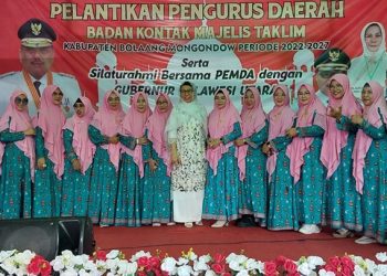 TOTABUAN.CO BOLMONG – Ribuan pengurus Badan Kontak Majelis Taklim (BKMT) se Sulawesi Utara menghadiri silaturahmi bersama Gubernur Sulut Olly Dondokambey yang dirangkaikan dengan pelantikan pengurus BKMT Kabupaten Bolaang Mongondow (Bolmong) periode 2022-2027 Selasa 20 Desember 2022. Acara yang dipusatkan di jalur dua kompleks Kantor Bupati Bolmong itu, dihadiri Gubernur Sulut Olly Dondokambey, Sekprov Sulut Steve Kepel dan para jajaran pejabat Pemprov Sulut, Pj Bupati Bolmong Limi Mokodompit didampingi Ketua TP PKK Bolmong Ny Iryanti Suleha Mokodompit Uswanas, Ketua DPRD Bolmong Welty Komaling, Forkopimda, Sekda Bolmong Tahlis Gallang dan para pimpinan OPD serta mantan Bupati Bolmong Yasti Soepredjo Mokoagow. Acara tersebut tampak terlihat akrab dan penuh kekeluargaan. Wajah Gubernur Sulut Olly Dondokambey terlihat gembira saat melihat ribuan emak-emak lengkap dengan kerudung merah sudah memadati lokasi acara. Yang menjadi perhatian di acara tersebut, saat Ketua BKMT Bolmong Ulfa Paputungan menyebut nama Srikandi Bolaang Mongondow Raya, yang tidak lain adalah mantan Bupati Bolmong Yasti Soepredjo Mokoagow. Tak tanggung-tanggung Ulfa menyebutkan jika sata ini Yasti Soepredjo Mokoagow telah resmi menjadi kader PDI Perjuangan dan akan mencalonkan diri sebagai Caleg DPR RI. Sontak Aplaus tersebut muncul dari ribuan pengurus BKMT yang hadir dari berbagai daerah di Sulut. Rupanya aplaus itu juga diberikan itu, sebagai bentuk terima kasih, karena Yasti Soepredjo Mokoagow dinilai mendedikasikan dirinya  terhadap program dan kegiatan BKMT. Menurut mereka, YSM singkatan Yasti Soepredjo Mokoagow salah satu tokoh perempuan Sulut yang komit terhadap kegiatan  BKMT di Sulut. “Selama Ibu Yasti Soepredjo Mokoagow terus memberikan perhatian terhadap kegiatan BKMT. Dan itu sudah kami rasakan,” ucap Tiwi salah satu pengurus BKMT yang hadir. Tak heran setelah nama Yasti Soepredjo Mokoagow disebut di acara tersebut, langsung mendapat aplaus dari pengurus BKMT. Terbukti pada Milad BKMT ke 39 yang dilaksanakan Februari Tahun 2020 lalu yang dipusatkan di Lolak, Yasti Soepredjo Mokoagow mendampingi Gubernur Olly Dondokambey dan Wakil Gubernur Steven Kandouw, ikut memberikan bantuan. Jalur dua kompleks Kantor Bupati Bolmong Kecamatan Lolak mendadak jadi lautan manusia. Kurang lebih 10 ribuan ibu-ibu dari pengurus BKMT se Sulut hadir dalam rangkah HUT ke 39 BKMT dirangkaikan dengan peringatan Isra Miraj serta syukuran empat tahun kepemimpinan Gubernur dan Wakil Gubernur Sulut Olly Dondokambey-Steven Kandouw. Acara tersebut menjadi panggung tersendiri bagi Yasti Soepredjo Mokoagow yang saat itu menjabat sebagai Bupati. Bagi Yasti, Kabupaten Bolaang Mongondow Raya (BMR) khususnya Bolaang Mongondow (Bolmong) sangat komitmen untuk melanjutkan program ODSK yang dinilai akan meningkatkan kesejahteraan rakyat. (*)