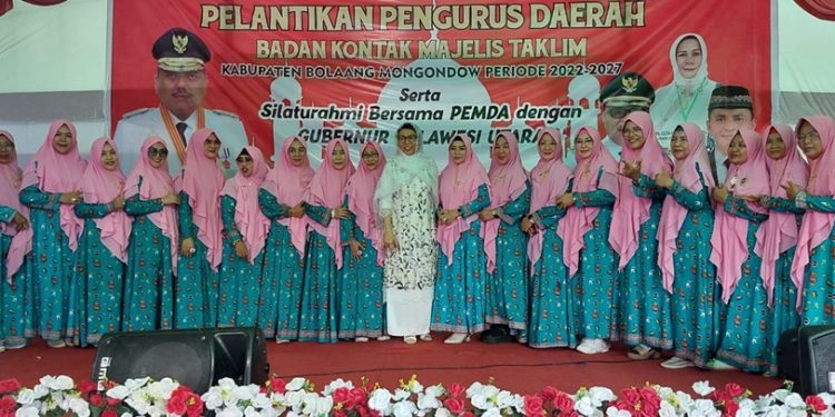 TOTABUAN.CO BOLMONG – Ribuan pengurus Badan Kontak Majelis Taklim (BKMT) se Sulawesi Utara menghadiri silaturahmi bersama Gubernur Sulut Olly Dondokambey yang dirangkaikan dengan pelantikan pengurus BKMT Kabupaten Bolaang Mongondow (Bolmong) periode 2022-2027 Selasa 20 Desember 2022. Acara yang dipusatkan di jalur dua kompleks Kantor Bupati Bolmong itu, dihadiri Gubernur Sulut Olly Dondokambey, Sekprov Sulut Steve Kepel dan para jajaran pejabat Pemprov Sulut, Pj Bupati Bolmong Limi Mokodompit didampingi Ketua TP PKK Bolmong Ny Iryanti Suleha Mokodompit Uswanas, Ketua DPRD Bolmong Welty Komaling, Forkopimda, Sekda Bolmong Tahlis Gallang dan para pimpinan OPD serta mantan Bupati Bolmong Yasti Soepredjo Mokoagow. Acara tersebut tampak terlihat akrab dan penuh kekeluargaan. Wajah Gubernur Sulut Olly Dondokambey terlihat gembira saat melihat ribuan emak-emak lengkap dengan kerudung merah sudah memadati lokasi acara. Yang menjadi perhatian di acara tersebut, saat Ketua BKMT Bolmong Ulfa Paputungan menyebut nama Srikandi Bolaang Mongondow Raya, yang tidak lain adalah mantan Bupati Bolmong Yasti Soepredjo Mokoagow. Tak tanggung-tanggung Ulfa menyebutkan jika sata ini Yasti Soepredjo Mokoagow telah resmi menjadi kader PDI Perjuangan dan akan mencalonkan diri sebagai Caleg DPR RI. Sontak Aplaus tersebut muncul dari ribuan pengurus BKMT yang hadir dari berbagai daerah di Sulut. Rupanya aplaus itu juga diberikan itu, sebagai bentuk terima kasih, karena Yasti Soepredjo Mokoagow dinilai mendedikasikan dirinya  terhadap program dan kegiatan BKMT. Menurut mereka, YSM singkatan Yasti Soepredjo Mokoagow salah satu tokoh perempuan Sulut yang komit terhadap kegiatan  BKMT di Sulut. “Selama Ibu Yasti Soepredjo Mokoagow terus memberikan perhatian terhadap kegiatan BKMT. Dan itu sudah kami rasakan,” ucap Tiwi salah satu pengurus BKMT yang hadir. Tak heran setelah nama Yasti Soepredjo Mokoagow disebut di acara tersebut, langsung mendapat aplaus dari pengurus BKMT. Terbukti pada Milad BKMT ke 39 yang dilaksanakan Februari Tahun 2020 lalu yang dipusatkan di Lolak, Yasti Soepredjo Mokoagow mendampingi Gubernur Olly Dondokambey dan Wakil Gubernur Steven Kandouw, ikut memberikan bantuan. Jalur dua kompleks Kantor Bupati Bolmong Kecamatan Lolak mendadak jadi lautan manusia. Kurang lebih 10 ribuan ibu-ibu dari pengurus BKMT se Sulut hadir dalam rangkah HUT ke 39 BKMT dirangkaikan dengan peringatan Isra Miraj serta syukuran empat tahun kepemimpinan Gubernur dan Wakil Gubernur Sulut Olly Dondokambey-Steven Kandouw. Acara tersebut menjadi panggung tersendiri bagi Yasti Soepredjo Mokoagow yang saat itu menjabat sebagai Bupati. Bagi Yasti, Kabupaten Bolaang Mongondow Raya (BMR) khususnya Bolaang Mongondow (Bolmong) sangat komitmen untuk melanjutkan program ODSK yang dinilai akan meningkatkan kesejahteraan rakyat. (*)