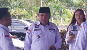 TOTABUAN.CO BOLMONG -- Sejumlah nama mulai disebut bakal maju di Pilkada Bolaang Mongondow (Bolmong) 2024 nanti. Tidak terkecuali nama Ketua Asosiasi Pemerintah Desa Seluruh Indonesia (APDESI) Bolmong Felix Rapar. Sangadi (kepala desa red) Pinobatuan Barat yang baru dilantik sebagai Ketua APDESI, Felix dianggap memiliki potensi. Menurut sejumlah Sangadi, Felix memiliki pemikiran ke depan, dan dihormati di kalangan Sangadi. Sehingga wajar didorong maju di Pilkada Bolmong sebagai calon wakil bupati. Felix Rapar dipercayakan sebagai Ketua APDESI periode 2022-2027 oleh 199 Sangadi. Ini membuktikan sosok Felix adalah figur pemersatu dan dikenal sangat sosial. Kedekatannya dengan masyarakat serta jiwa sosialnya, membawa Felix terpilih sebagai Sangadi di tengah-tengah kalangan mayoritas di Desa Pinobatuan Kecamatan Dumoga Timur. Selain itu, sosok Felix dianggap menjadi representatif tokoh Dumoga Bersatu untuk maju di Pilkada. Publik Dumoga Raya bahkan menyebut Felix merupakan sosok “Kuda Hitam” sebagai bakal calon wakil bupati Bolmong mendatang. “Sosok Felix menjadi solusi bagi Dumoga Raya,” ujar para Sangadi. Namun, santer isu dukungan tersebut, sepertinya tidak berbanding lurus dengan sikap Felix. Ditemui usai pelantikan, Felix pun mengutarakan sikap diplomatis jika dirinya belum berfikir untuk maju di Pilkada 2024. "Yang jelas, saya belum terfikir ke arah itu (Pilkada red). Soal isu yang datang dari teman-teman Sangadi, menurut saya, itu sah-sah saja," kata Felix. Undang-undang Nomor 6 Tahun 2014 tentang desa kata Felix, sangat jelas disebutkan. Bahwa Sangadi dilarang menjadi pengurus partai politik namun bisa berpikir politik. Kemampuan Finansial Figur-figur yang santer siap maju di Pilkada Bolmong 2024 mulai bermunculan. Teranyar, ada nama Ketua DPC APDESI Bolmong Felix Rapar. Dinilai layak, Felix diisukan telah menyiapkan “amunisi” bersaing untuk maju sebagai wakil bupati Bolmong mendatang. “Secara finansial Ketua APDESI Bolmong sangat  siap,” bisik sejumlah Sangadi disela-sela pelantikan APDESI Rabu 25/1/2023. Keinginan para Sangadi agar Felix maju sebagai calon wakil bupati, karena dinilai bakal mengikuti jejak karier mantan Wakil Bupati Bolmong dua periode Yanny Ronny Tuuk. Komunikasi para Sangadi disela-sela pelantikan terlihat begitu kuat agar Ketua APDESI Bolmong Felix Rapar mau menerima aspirasi mereka untuk maju di Pilkada Bolmong mendatang. (*)