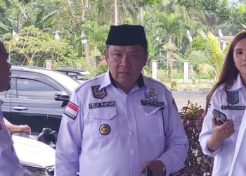 TOTABUAN.CO BOLMONG -- Sejumlah nama mulai disebut bakal maju di Pilkada Bolaang Mongondow (Bolmong) 2024 nanti. Tidak terkecuali nama Ketua Asosiasi Pemerintah Desa Seluruh Indonesia (APDESI) Bolmong Felix Rapar. Sangadi (kepala desa red) Pinobatuan Barat yang baru dilantik sebagai Ketua APDESI, Felix dianggap memiliki potensi. Menurut sejumlah Sangadi, Felix memiliki pemikiran ke depan, dan dihormati di kalangan Sangadi. Sehingga wajar didorong maju di Pilkada Bolmong sebagai calon wakil bupati. Felix Rapar dipercayakan sebagai Ketua APDESI periode 2022-2027 oleh 199 Sangadi. Ini membuktikan sosok Felix adalah figur pemersatu dan dikenal sangat sosial. Kedekatannya dengan masyarakat serta jiwa sosialnya, membawa Felix terpilih sebagai Sangadi di tengah-tengah kalangan mayoritas di Desa Pinobatuan Kecamatan Dumoga Timur. Selain itu, sosok Felix dianggap menjadi representatif tokoh Dumoga Bersatu untuk maju di Pilkada. Publik Dumoga Raya bahkan menyebut Felix merupakan sosok “Kuda Hitam” sebagai bakal calon wakil bupati Bolmong mendatang. “Sosok Felix menjadi solusi bagi Dumoga Raya,” ujar para Sangadi. Namun, santer isu dukungan tersebut, sepertinya tidak berbanding lurus dengan sikap Felix. Ditemui usai pelantikan, Felix pun mengutarakan sikap diplomatis jika dirinya belum berfikir untuk maju di Pilkada 2024. "Yang jelas, saya belum terfikir ke arah itu (Pilkada red). Soal isu yang datang dari teman-teman Sangadi, menurut saya, itu sah-sah saja," kata Felix. Undang-undang Nomor 6 Tahun 2014 tentang desa kata Felix, sangat jelas disebutkan. Bahwa Sangadi dilarang menjadi pengurus partai politik namun bisa berpikir politik. Kemampuan Finansial Figur-figur yang santer siap maju di Pilkada Bolmong 2024 mulai bermunculan. Teranyar, ada nama Ketua DPC APDESI Bolmong Felix Rapar. Dinilai layak, Felix diisukan telah menyiapkan “amunisi” bersaing untuk maju sebagai wakil bupati Bolmong mendatang. “Secara finansial Ketua APDESI Bolmong sangat  siap,” bisik sejumlah Sangadi disela-sela pelantikan APDESI Rabu 25/1/2023. Keinginan para Sangadi agar Felix maju sebagai calon wakil bupati, karena dinilai bakal mengikuti jejak karier mantan Wakil Bupati Bolmong dua periode Yanny Ronny Tuuk. Komunikasi para Sangadi disela-sela pelantikan terlihat begitu kuat agar Ketua APDESI Bolmong Felix Rapar mau menerima aspirasi mereka untuk maju di Pilkada Bolmong mendatang. (*)