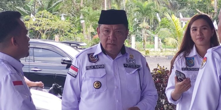 TOTABUAN.CO BOLMONG -- Sejumlah nama mulai disebut bakal maju di Pilkada Bolaang Mongondow (Bolmong) 2024 nanti. Tidak terkecuali nama Ketua Asosiasi Pemerintah Desa Seluruh Indonesia (APDESI) Bolmong Felix Rapar. Sangadi (kepala desa red) Pinobatuan Barat yang baru dilantik sebagai Ketua APDESI, Felix dianggap memiliki potensi. Menurut sejumlah Sangadi, Felix memiliki pemikiran ke depan, dan dihormati di kalangan Sangadi. Sehingga wajar didorong maju di Pilkada Bolmong sebagai calon wakil bupati. Felix Rapar dipercayakan sebagai Ketua APDESI periode 2022-2027 oleh 199 Sangadi. Ini membuktikan sosok Felix adalah figur pemersatu dan dikenal sangat sosial. Kedekatannya dengan masyarakat serta jiwa sosialnya, membawa Felix terpilih sebagai Sangadi di tengah-tengah kalangan mayoritas di Desa Pinobatuan Kecamatan Dumoga Timur. Selain itu, sosok Felix dianggap menjadi representatif tokoh Dumoga Bersatu untuk maju di Pilkada. Publik Dumoga Raya bahkan menyebut Felix merupakan sosok “Kuda Hitam” sebagai bakal calon wakil bupati Bolmong mendatang. “Sosok Felix menjadi solusi bagi Dumoga Raya,” ujar para Sangadi. Namun, santer isu dukungan tersebut, sepertinya tidak berbanding lurus dengan sikap Felix. Ditemui usai pelantikan, Felix pun mengutarakan sikap diplomatis jika dirinya belum berfikir untuk maju di Pilkada 2024. "Yang jelas, saya belum terfikir ke arah itu (Pilkada red). Soal isu yang datang dari teman-teman Sangadi, menurut saya, itu sah-sah saja," kata Felix. Undang-undang Nomor 6 Tahun 2014 tentang desa kata Felix, sangat jelas disebutkan. Bahwa Sangadi dilarang menjadi pengurus partai politik namun bisa berpikir politik. Kemampuan Finansial Figur-figur yang santer siap maju di Pilkada Bolmong 2024 mulai bermunculan. Teranyar, ada nama Ketua DPC APDESI Bolmong Felix Rapar. Dinilai layak, Felix diisukan telah menyiapkan “amunisi” bersaing untuk maju sebagai wakil bupati Bolmong mendatang. “Secara finansial Ketua APDESI Bolmong sangat siap,” bisik sejumlah Sangadi disela-sela pelantikan APDESI Rabu 25/1/2023. Keinginan para Sangadi agar Felix maju sebagai calon wakil bupati, karena dinilai bakal mengikuti jejak karier mantan Wakil Bupati Bolmong dua periode Yanny Ronny Tuuk. Komunikasi para Sangadi disela-sela pelantikan terlihat begitu kuat agar Ketua APDESI Bolmong Felix Rapar mau menerima aspirasi mereka untuk maju di Pilkada Bolmong mendatang. (*)