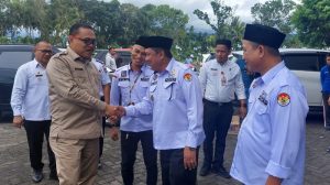 TOTABUAN.CO BOLMONG – Sedikitnya terdapat 32 pejabat tinggi pratama (JPT) di lingkup Pemkab Bolaang Mongondow (Bolmong) telah selesai melaksanakan Job Fit. Mereka telah selesai diuji oleh timsel di Kantor Badan Kepegawaian Negara (BKN) Regional XI Manado. Job fit itu menggali potensi untuk menguji kapasitas pejabat yang sudah menduduki jabatan apakah masih cocok dengan jabatan sebelumnya atau dianggap cocok di jabatan lain. Penjabat Bupati Bolmong Limi Mokodompit sendiri belum memberikan pernyataan berapa pejabat yang akan tersingkir dan berapa yang akan bertahan di posisi mereka. Namun dari kabar yang diperoleh, dari hasil job fit yang dilaksanakan, akan menjadi dasar bagi Bupati untuk menggeser atau masih akan mempertahankan di jabatan sebelumnya. Para pejabat terlihat harap-harap cemas dengan munculnya isu rotasi terhadap mereka. Mutasi para kepala OPD ini akan dilakukan, setelah Penjabat Bupati Bolmong Limi Mokodompit menerima hasil Job Fit dan evaluasi kinerja 32 pejabat. Job Fit ini dilakukan untuk menilai kinerja para pejabat pimpinan tinggi pratama. Mutasi jabatan pejabat eselon II hasil job fit dalam rangka reformasi birokrasi di lingkup Pemkab Bolmong rupanya sudah tidak sabar ditunggu para pejabat. Reformasi birokrasi yang menjadi program prioritas Penjabat Bupati Bolmong Limi Mokodompit, masih terus berproses mulai dari pengajuan hingga menunggu izin Kementerian Dalam Negeri (Kemendagri). Kepala Badan Kepegawaian Pendidikan dan Pelatihan (BKPP) Bolmong Umarudin Amba menjelaskan, proses pelantikan pejabat hasil job fit, Bupati Bolmong tinggal menunggu rekomendasi dari Kemendagri. “Tinggal menunggu rekomendasi dari Kemendagri setelah itu Pak Gubernur kemudian diteruskan ke Bupati,” ujar Kepala BKPP Bolmong Umarudin Amba ketika dikonfirmasi Kamis 26 Januari 2023.   Dia mengaku proses job fit sebelumnya, sudah mendapat persetujuan dari Komisi Aparatur Sipil Negara (KASN). Setelah mendapat hasil dari job fit, berkonsultasi dengan Kemendagri untuk mendapatkan rekomendasi. Ia mengaku terdapat sejumlah kendala dalam proses pengisian kekosongan jabatan lantaran keterbatasan kewenangan karena bupati berstatus penjabat kepala daerah. “Setelah mendapatkan nama-nama pejabat eselon dua yang lolos seleksi, harus mengajukan kembali proses pelantikan ke Kemendagri tentu memakan waktu,” ucapnya. (*)