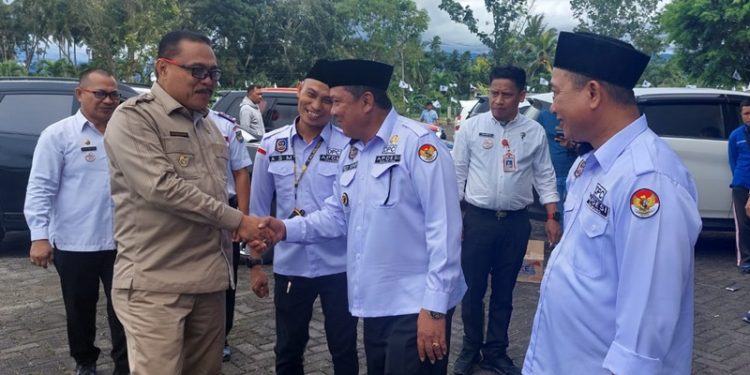 TOTABUAN.CO BOLMONG – Sedikitnya terdapat 32 pejabat tinggi pratama (JPT) di lingkup Pemkab Bolaang Mongondow (Bolmong) telah selesai melaksanakan Job Fit. Mereka telah selesai diuji oleh timsel di Kantor Badan Kepegawaian Negara (BKN) Regional XI Manado. Job fit itu menggali potensi untuk menguji kapasitas pejabat yang sudah menduduki jabatan apakah masih cocok dengan jabatan sebelumnya atau dianggap cocok di jabatan lain. Penjabat Bupati Bolmong Limi Mokodompit sendiri belum memberikan pernyataan berapa pejabat yang akan tersingkir dan berapa yang akan bertahan di posisi mereka. Namun dari kabar yang diperoleh, dari hasil job fit yang dilaksanakan, akan menjadi dasar bagi Bupati untuk menggeser atau masih akan mempertahankan di jabatan sebelumnya. Para pejabat terlihat harap-harap cemas dengan munculnya isu rotasi terhadap mereka. Mutasi para kepala OPD ini akan dilakukan, setelah Penjabat Bupati Bolmong Limi Mokodompit menerima hasil Job Fit dan evaluasi kinerja 32 pejabat. Job Fit ini dilakukan untuk menilai kinerja para pejabat pimpinan tinggi pratama. Mutasi jabatan pejabat eselon II hasil job fit dalam rangka reformasi birokrasi di lingkup Pemkab Bolmong rupanya sudah tidak sabar ditunggu para pejabat. Reformasi birokrasi yang menjadi program prioritas Penjabat Bupati Bolmong Limi Mokodompit, masih terus berproses mulai dari pengajuan hingga menunggu izin Kementerian Dalam Negeri (Kemendagri). Kepala Badan Kepegawaian Pendidikan dan Pelatihan (BKPP) Bolmong Umarudin Amba menjelaskan, proses pelantikan pejabat hasil job fit, Bupati Bolmong tinggal menunggu rekomendasi dari Kemendagri. “Tinggal menunggu rekomendasi dari Kemendagri setelah itu Pak Gubernur kemudian diteruskan ke Bupati,” ujar Kepala BKPP Bolmong Umarudin Amba ketika dikonfirmasi Kamis 26 Januari 2023. Dia mengaku proses job fit sebelumnya, sudah mendapat persetujuan dari Komisi Aparatur Sipil Negara (KASN). Setelah mendapat hasil dari job fit, berkonsultasi dengan Kemendagri untuk mendapatkan rekomendasi. Ia mengaku terdapat sejumlah kendala dalam proses pengisian kekosongan jabatan lantaran keterbatasan kewenangan karena bupati berstatus penjabat kepala daerah. “Setelah mendapatkan nama-nama pejabat eselon dua yang lolos seleksi, harus mengajukan kembali proses pelantikan ke Kemendagri tentu memakan waktu,” ucapnya. (*)