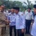 TOTABUAN.CO BOLMONG – Sedikitnya terdapat 32 pejabat tinggi pratama (JPT) di lingkup Pemkab Bolaang Mongondow (Bolmong) telah selesai melaksanakan Job Fit. Mereka telah selesai diuji oleh timsel di Kantor Badan Kepegawaian Negara (BKN) Regional XI Manado. Job fit itu menggali potensi untuk menguji kapasitas pejabat yang sudah menduduki jabatan apakah masih cocok dengan jabatan sebelumnya atau dianggap cocok di jabatan lain. Penjabat Bupati Bolmong Limi Mokodompit sendiri belum memberikan pernyataan berapa pejabat yang akan tersingkir dan berapa yang akan bertahan di posisi mereka. Namun dari kabar yang diperoleh, dari hasil job fit yang dilaksanakan, akan menjadi dasar bagi Bupati untuk menggeser atau masih akan mempertahankan di jabatan sebelumnya. Para pejabat terlihat harap-harap cemas dengan munculnya isu rotasi terhadap mereka. Mutasi para kepala OPD ini akan dilakukan, setelah Penjabat Bupati Bolmong Limi Mokodompit menerima hasil Job Fit dan evaluasi kinerja 32 pejabat. Job Fit ini dilakukan untuk menilai kinerja para pejabat pimpinan tinggi pratama. Mutasi jabatan pejabat eselon II hasil job fit dalam rangka reformasi birokrasi di lingkup Pemkab Bolmong rupanya sudah tidak sabar ditunggu para pejabat. Reformasi birokrasi yang menjadi program prioritas Penjabat Bupati Bolmong Limi Mokodompit, masih terus berproses mulai dari pengajuan hingga menunggu izin Kementerian Dalam Negeri (Kemendagri). Kepala Badan Kepegawaian Pendidikan dan Pelatihan (BKPP) Bolmong Umarudin Amba menjelaskan, proses pelantikan pejabat hasil job fit, Bupati Bolmong tinggal menunggu rekomendasi dari Kemendagri. “Tinggal menunggu rekomendasi dari Kemendagri setelah itu Pak Gubernur kemudian diteruskan ke Bupati,” ujar Kepala BKPP Bolmong Umarudin Amba ketika dikonfirmasi Kamis 26 Januari 2023. Dia mengaku proses job fit sebelumnya, sudah mendapat persetujuan dari Komisi Aparatur Sipil Negara (KASN). Setelah mendapat hasil dari job fit, berkonsultasi dengan Kemendagri untuk mendapatkan rekomendasi. Ia mengaku terdapat sejumlah kendala dalam proses pengisian kekosongan jabatan lantaran keterbatasan kewenangan karena bupati berstatus penjabat kepala daerah. “Setelah mendapatkan nama-nama pejabat eselon dua yang lolos seleksi, harus mengajukan kembali proses pelantikan ke Kemendagri tentu memakan waktu,” ucapnya. (*)