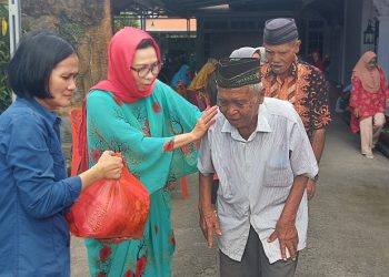 Bulan Rajab, Yasti Soepredjo Mokoagow Berbagi Bantuan dengan Ratusan Lansia 