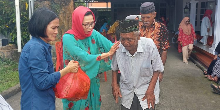 Bulan Rajab, Yasti Soepredjo Mokoagow Berbagi Bantuan dengan Ratusan Lansia 