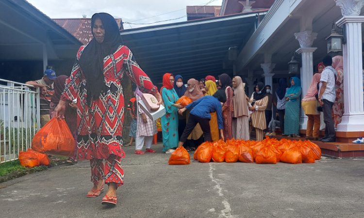 Bulan Rajab, Yasti Soepredjo Mokoagow Berbagi Bantuan dengan Ratusan Lansia