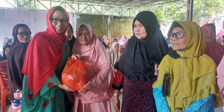 Bulan Rajab, Yasti Soepredjo Mokoagow Berbagi Bantuan dengan Ratusan Lansia