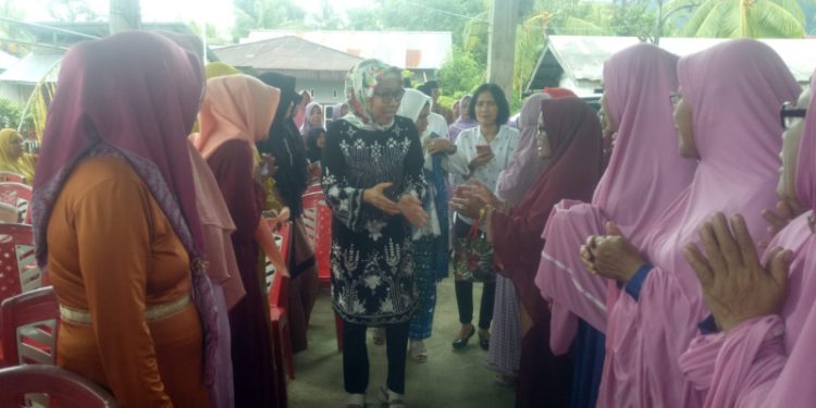 Yasti Soepredjo Mokoagow Silahturahmi dengan Pengurus BKMT di Kecamatan Sangtombolang