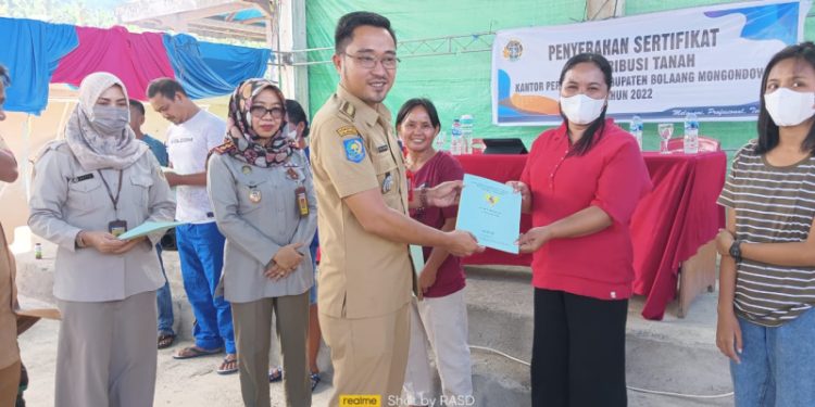 Ratusan Warga di Kecamatan Sangtombolang Menerima Sertifikat Redistribusi