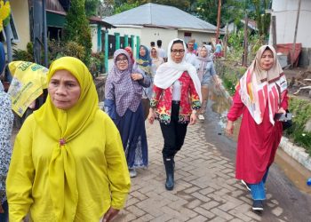 Yasti Soepredjo Mokoagow Berbagi dengan Warga Korban Banjir di Manado