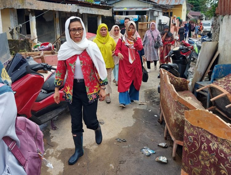 Yasti Soepredjo Mokoagow Berbagi dengan Warga Korban Banjir di Manado