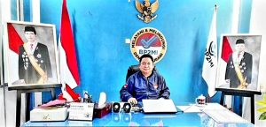 TOTABUAN.CO MANADO --  Badan Perlindungan Pekerja Migran Indonesia (BP2MI) mencatat, ada 35 ribu Calon Pekerja Migran Indonesia (CPMI) telah mendaftar lewat program G to G ke Korea yang dibuka sejak 12 – 16 Desember 2022 lalu. Untuk Sulawesi Utara terdapat  77 orang yang melamar. Kepala BP2MI Suluat Hendra Makalalag mengaku, pihaknya telah melakukan verifikasi berkas program G to G Korea. Ia menyebut total pelamar dari Sulut tercatat berjumlah  77 orang dan71 pelamar dan berkas milik pelamar telah terverifikasi dan telah dimasukan ke sistem. “Untuk seluruh Indonesia jumlah pendaftar G to G kali ini berhasil memecahkan rekor. Tercatat 35 ribuan orang yang melamar,” jelas Hendra. Hendra menjelaskan bahwa jumlah pelamar tahun ini tidak sebanyak tahun lalu.  Ini lantaran proses verifikasi dokumen bisa dilakukan di seluruh kantor BP2MI di Indonesia. “Tahun lalu proses verifikasi masih dipusatkan di beberapa kantor BP2MI saja. Contohnya pendaftar dari seluruh Sulawesi proses verifikasinya di pusatkan di kantor BP2MI Sulut. Makanya tahun lalu jumlah pendaftar yang kami verifikasi sekira 180-an orang. Namun tahun ini sudah disebar ke seluruh BP2MI yang ada di Indonesia jadinya dari Sulut memang yang mendaftar ada sekitar 77 orang,” beber Hendra. Hendra mengatakan, BP2MI terus melakukan sosialisasi agar masyarakat tahu tentang program-program kerja ke luar negeri. Untuk animo masyarakat terhadap program G to G begitu tinggi,” kata Hendra. Setelah proses verifikasi berkas, para pelamar akan mengikuti tes bahasa Korea yang akan diadakan setelah proses verifikasi seluruh Indonesia selesai. Ia berharap peserta dari Sulut bisa diterima karena pastinya akan meningkatkan kesejahteraan keluarga mereka dan daerah. (*)