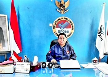 TOTABUAN.CO MANADO --  Badan Perlindungan Pekerja Migran Indonesia (BP2MI) mencatat, ada 35 ribu Calon Pekerja Migran Indonesia (CPMI) telah mendaftar lewat program G to G ke Korea yang dibuka sejak 12 – 16 Desember 2022 lalu. Untuk Sulawesi Utara terdapat  77 orang yang melamar. Kepala BP2MI Suluat Hendra Makalalag mengaku, pihaknya telah melakukan verifikasi berkas program G to G Korea. Ia menyebut total pelamar dari Sulut tercatat berjumlah  77 orang dan71 pelamar dan berkas milik pelamar telah terverifikasi dan telah dimasukan ke sistem. “Untuk seluruh Indonesia jumlah pendaftar G to G kali ini berhasil memecahkan rekor. Tercatat 35 ribuan orang yang melamar,” jelas Hendra. Hendra menjelaskan bahwa jumlah pelamar tahun ini tidak sebanyak tahun lalu.  Ini lantaran proses verifikasi dokumen bisa dilakukan di seluruh kantor BP2MI di Indonesia. “Tahun lalu proses verifikasi masih dipusatkan di beberapa kantor BP2MI saja. Contohnya pendaftar dari seluruh Sulawesi proses verifikasinya di pusatkan di kantor BP2MI Sulut. Makanya tahun lalu jumlah pendaftar yang kami verifikasi sekira 180-an orang. Namun tahun ini sudah disebar ke seluruh BP2MI yang ada di Indonesia jadinya dari Sulut memang yang mendaftar ada sekitar 77 orang,” beber Hendra. Hendra mengatakan, BP2MI terus melakukan sosialisasi agar masyarakat tahu tentang program-program kerja ke luar negeri. Untuk animo masyarakat terhadap program G to G begitu tinggi,” kata Hendra. Setelah proses verifikasi berkas, para pelamar akan mengikuti tes bahasa Korea yang akan diadakan setelah proses verifikasi seluruh Indonesia selesai. Ia berharap peserta dari Sulut bisa diterima karena pastinya akan meningkatkan kesejahteraan keluarga mereka dan daerah. (*)