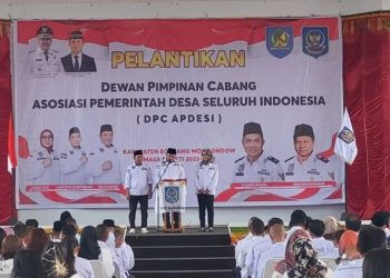 TOTABUAN.CO BOLMONG – Struktur pengurus Dewan Pimpinan Cabang Asosiasi Pemerintah Desa Seluruh Indonesia (APDESI) Kabupaten Bolaang Mongondow (Bolmong) periode 2022-2027 resmi terbentuk. Pelantikan jajaran pengurus DPC APDESI Bolmong dipimpin Penjabat Bupati Bolmong Limi Mokodompit bertempat di gedung Bagas Raya Yadika Desa Kopandakan 2 Kecamatan Lolayan Rabu 25 Januari 2023. Dari susunan pengurus tersebut, Pj Bupati Bolmong Limi  Mokodompit dinobatkan sebagai dewan pembina. Sedangkan dewan penasehat Sekda Bolmong  Tahlis Gallang, Kadis PMD Abdussalam Bonde, Stendri Kastilong, Yesaya Lapian, Gita Ratnasari Tuuk dan  Arifin Bukhari. Berikut susunan pengurus DPC APDESI Kabupaten Bolmong Periode 2022-2023.  Ketua Umum: Felix Rapar (Sangadi Pinonobatuan Barat) Wakil Ketua 1: Ahmad Safrun Mokoagow (Sangadi Doloduo) Wakil Ketua 2: Wawan Bonde (Sangadi Doloduo 2 ) Wakil Ketua 3: Sapri Lauso (Sangadi Babo) Sekretaris Umum: Haryono Bobuyongki (Sangadi Kinomaligan) Wakil Sekretaris 1: Risto Mamonto (Sangadi Konarom Barat )      Wakil Sekretaris 2: Evi Bukut (Sangadi pangian) Wakil Sekretaris 3: Cim R Piri (Sangadi Tapa Aog) Bendahara Umum: Lomat Olii (Sangadi Inobonto) Wakil Bendahara 1: Eli Mokobombang   (Sangadi Tanoyan Utara ) Wakil Bendahara 2: Hasanudin Mokodompit (Sangadi Bakan ) Wakil Bendahara 3: Neli Mokoginta (Sangadi Nonapan 1) Bidang-Bidang Bidang Organisasi Dan Kelembagaan Ketua:  Abdul Munir Daeng Maulana (Sangadi Diat) Anggota 1.I Wayan Supoto (Sangadi Werdi Agung Selatan) Imran Momintan (Sangadi Inuai ) Nikmat Kolopita (Sangadi Nonapan 2 ) Bidang Ekonomi Dan Koperasi Ketua : Masaudin Mokoagow (Sangadi Toraut ) Anggota Diana Tombokan (Sangadi Mogoyunggug) Abdul Haris Algaus (Sangadi Ayong ) Hendi Wowiling (Sangadi Dondomon ) Bidang Pemberdayaan Perempuan Ketua : Sartika Daeng Masenge (Sangadi Solimandungan 1) Anggota Jein R Wales (Sangadi Tonom) Greice Wawuran (Sangadi Pangian Barat) Rahmatia Mokodongan (Sangadi Bango Molinow) Bidang Pendidikan Dan Pelatihan Ketua : Supriadi Mondo (Sangadi Matayangan ) Anggota Saifudin  Djangkarang (Sangadi Domara) Isnaini Puhi (Sangadi Bolaang 1) Herdi Paputungan (Sangadi Mongkoinit) Bidang Hukum dan Perundang-Undangan Ketua : Ronal Hasan (Sangadi Cempaka ) Anggota Sutrisno Ungko (Sangadi Tungoi ) Frengki Pandelaki (Sangadi Ibolian 1) Rusbinan Passi (Sangadi Bonawang ) Bidang Seni Dan Olah Raga Ketua : Jeni Poluan (Sangadi Pinonobatuan ) Anggota Kurniawan Suit (Sangadi Kosio) Sukardi Paputungan (Sangadi Solog ) Susanto (Sangadi Mopuya Utara ) Bidang Keamanan Dan Ketertiban Ketua: Refki Karuwan( Sangadi Modomang ) Anggota Robi Ansik (Sangadi Pusian Selatan) Julius Tumbelaka (Sangadi Mogoyunggung 2) Burhan Makalalag (Sangadi Kosio Timur) Bidang Informasi dan Komunikasi Ketua : Riston Tempo (Sangadi Pangi Timur ) Anggota Jalal Cago (Sangadi Pangi) Muliano Mamonto (Sangadi Ikuna ) Masri Mokoagow (Sangadi Wangga) BIDANG KESEHATAN DAN LINGKUNGAN Ketua : Erwianti Mokoagow (Sangadi Pusian Induk ) Anggota Dina Tumbelaka (Sangadi Mogoyunggung ) I Wayan Mediawan (Sangadi Mopuga Utara 2 ) I Dewa K Sudiatmaja (Sangadi Amerta Buana ) Koordinator Kecamatan Kecamatan Dumoga Barat Irwan Mamonto Kecamatan Dumoga Tengah Ade Rudi Kecamatan Dumoga Utara Maryeante Raintung Kecamatan Dumoga Timur Theodorus Okay Kecamatan Dumoga Tenggara Ramli Udeng Kecamatan Dumoga Osalan Laurens Kecamatan Lolayan Suriadi Datundugon Kecamatan Passi Timur Kecamatan Passi Barat Sartika Tunggali Kecamatan Bilalang Amue’ Sani Kecamatan Bolaang Hairil Potabuga Kecamatan Bolaang Timur Rijal Bawole Kecamatan Poigar Kecamatan Lolak Ismail Dilapanga Kecamatan Sangtombolang Hairun Dilapanga